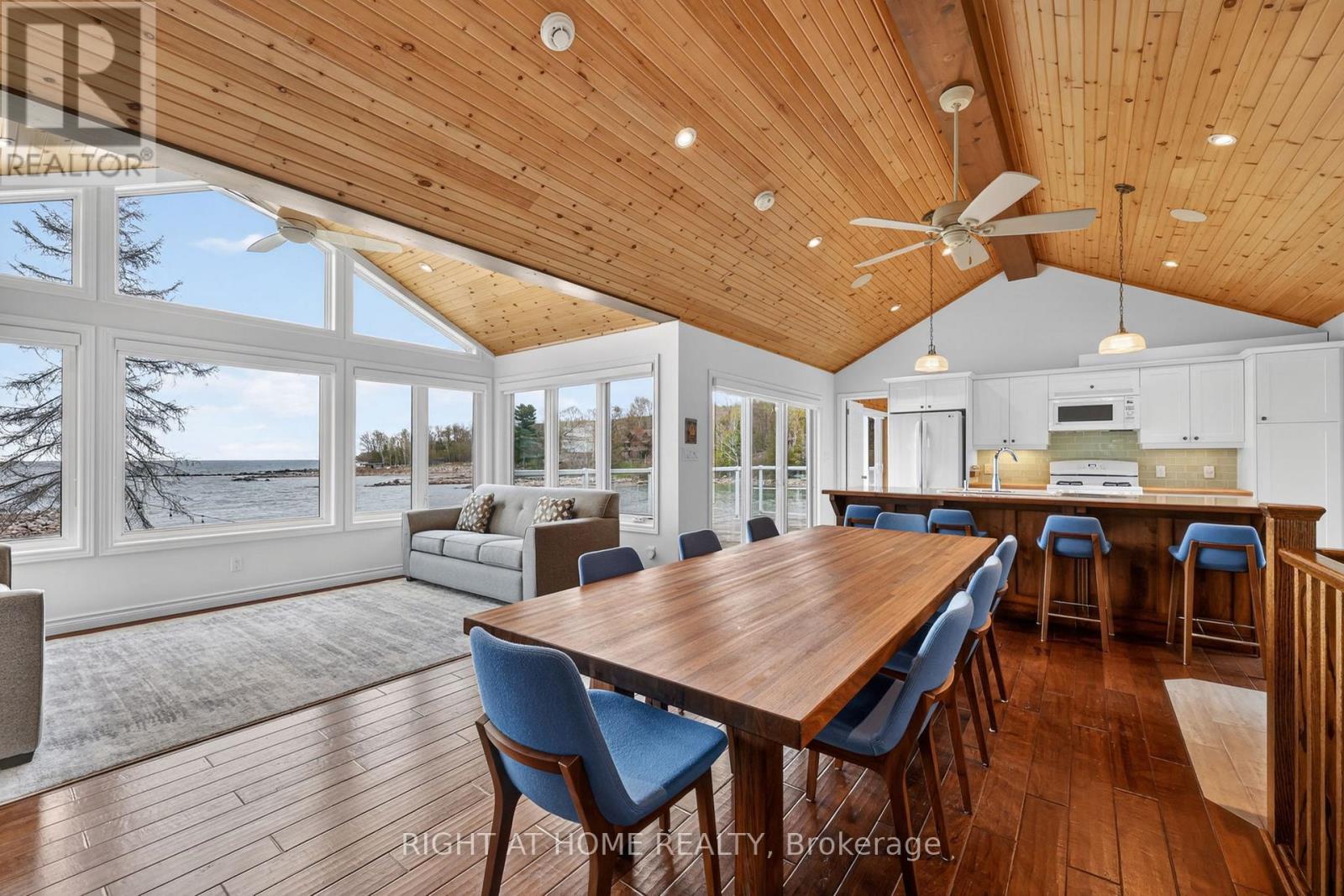 442 Silver Birch Drive, Tiny, ON - Indoor Photo Showing Dining Room