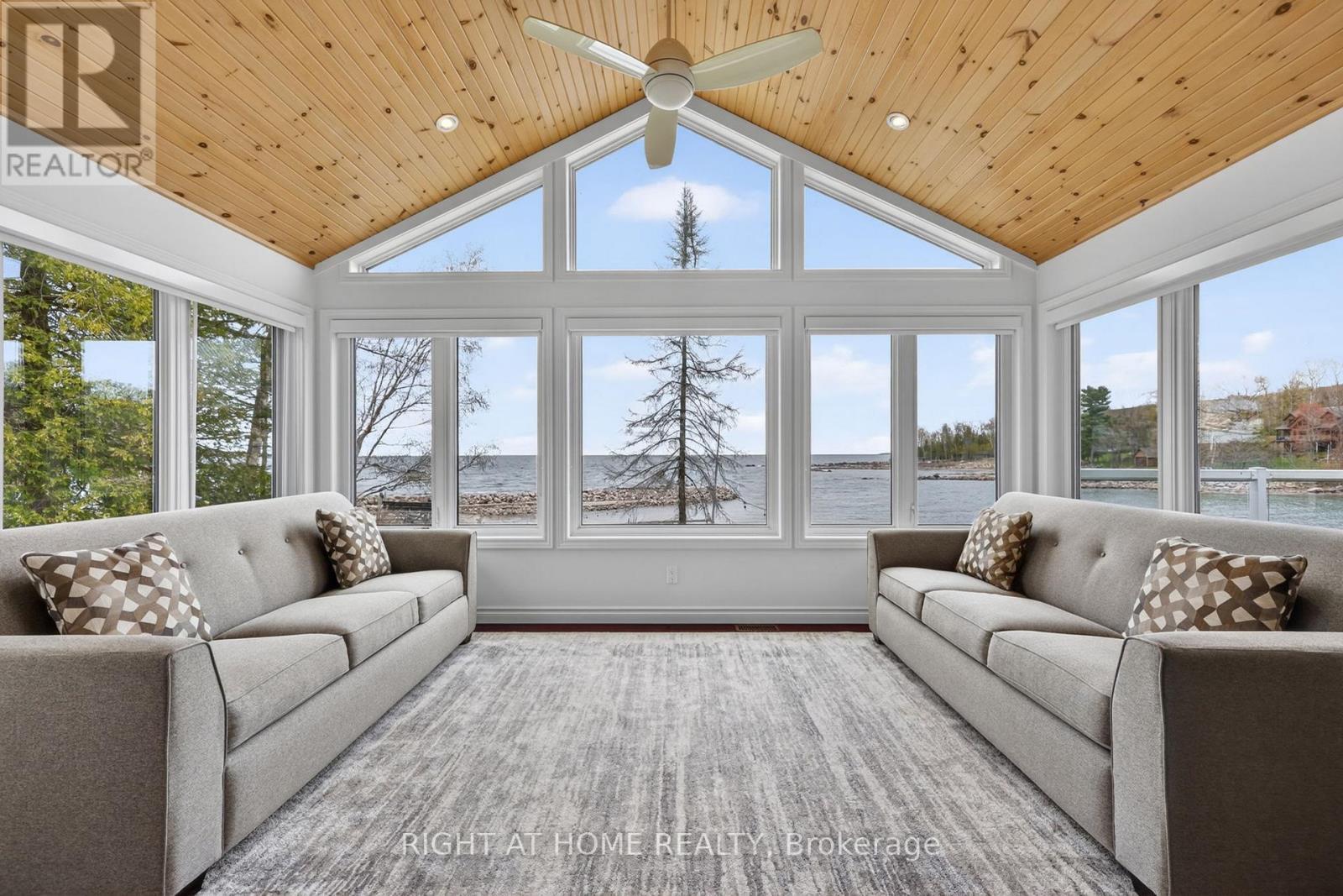 442 Silver Birch Drive, Tiny, ON - Indoor Photo Showing Living Room