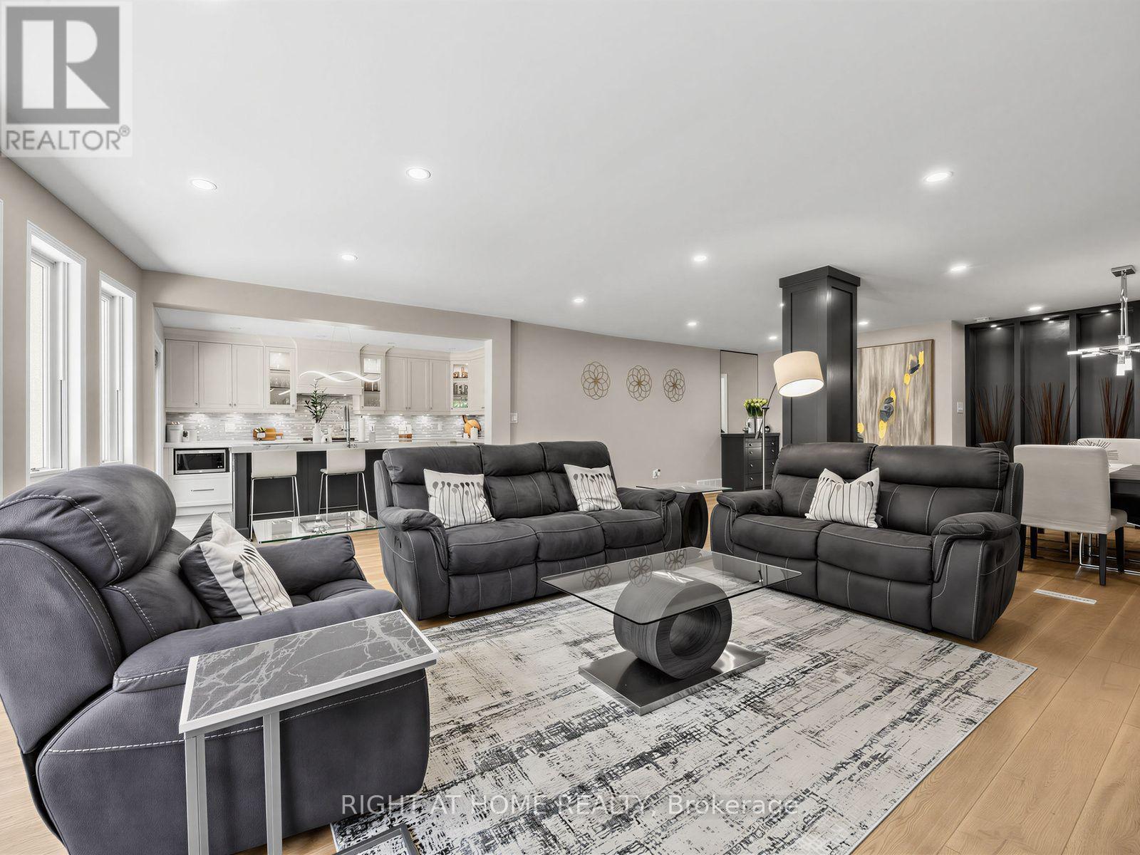 4236 Credit Pointe Drive, Mississauga, ON - Indoor Photo Showing Living Room