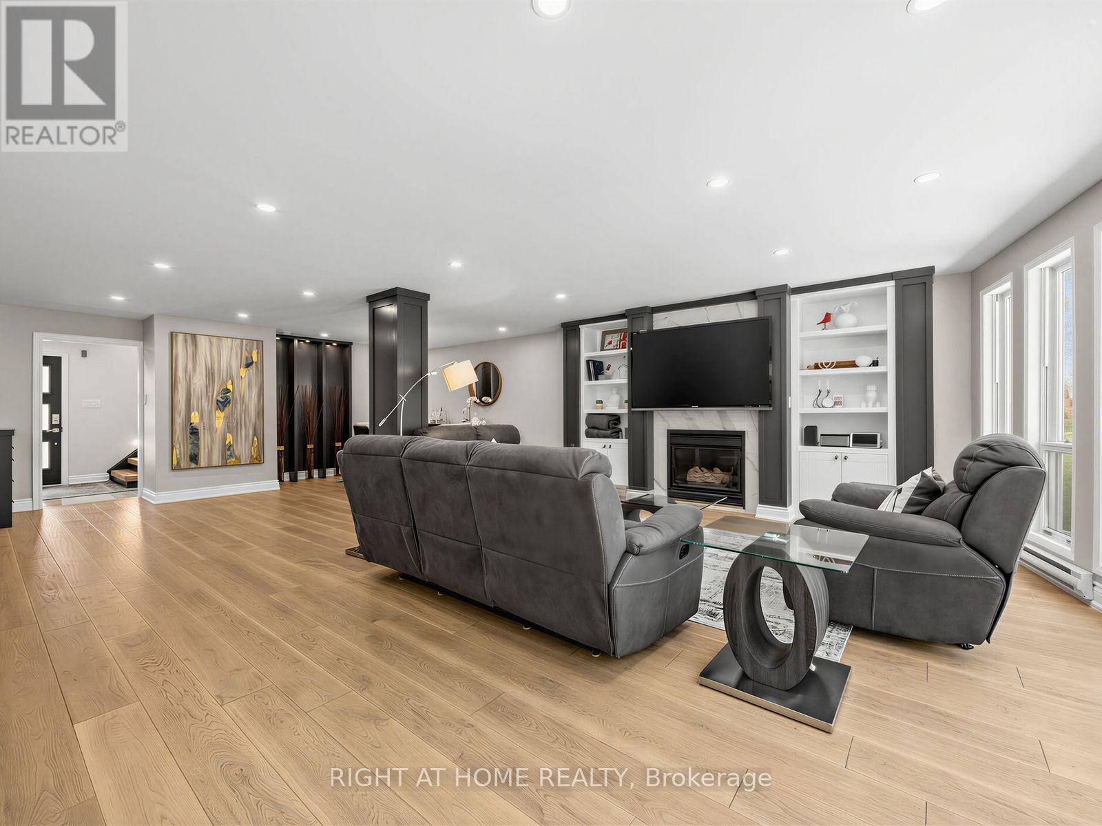 4236 Credit Pointe Drive, Mississauga, ON - Indoor Photo Showing Living Room With Fireplace