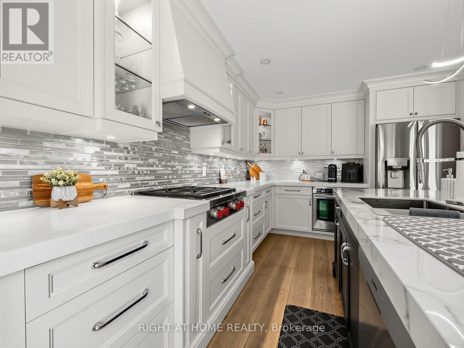 4236 Credit Pointe Drive, Mississauga, ON - Indoor Photo Showing Kitchen With Double Sink With Upgraded Kitchen
