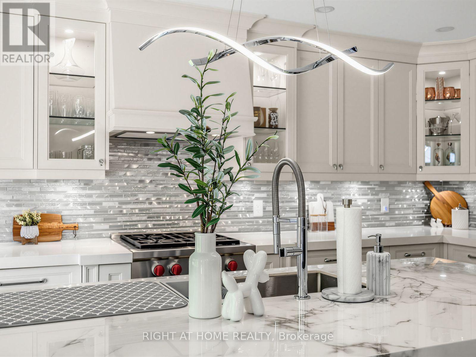 4236 Credit Pointe Drive, Mississauga, ON - Indoor Photo Showing Kitchen With Upgraded Kitchen