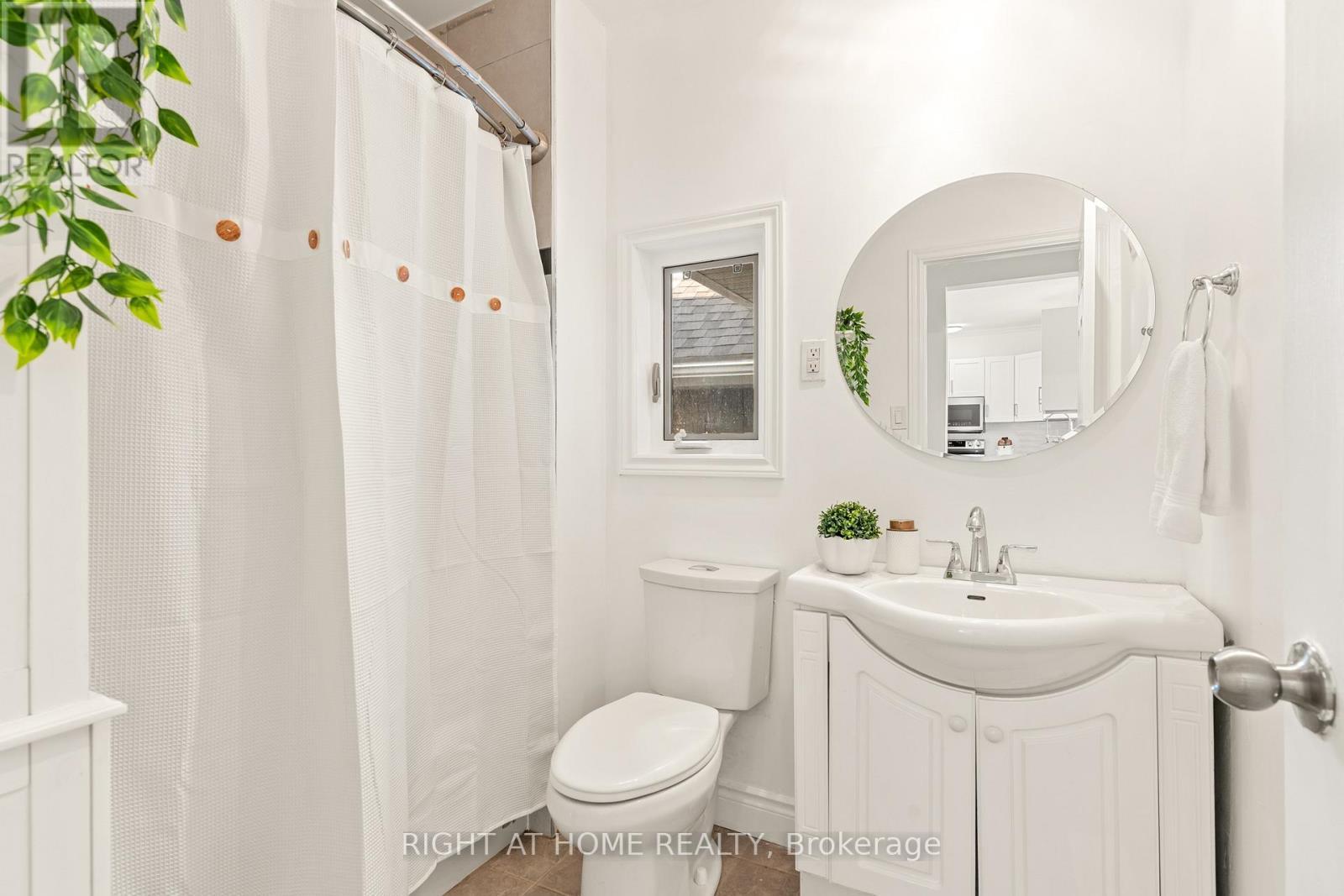 5317 County 9 Road, Clearview, ON - Indoor Photo Showing Bathroom