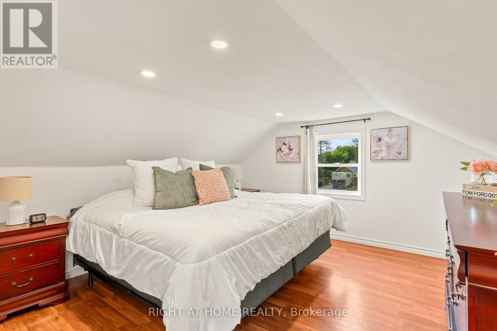5317 County 9 Road, Clearview, ON - Indoor Photo Showing Bedroom