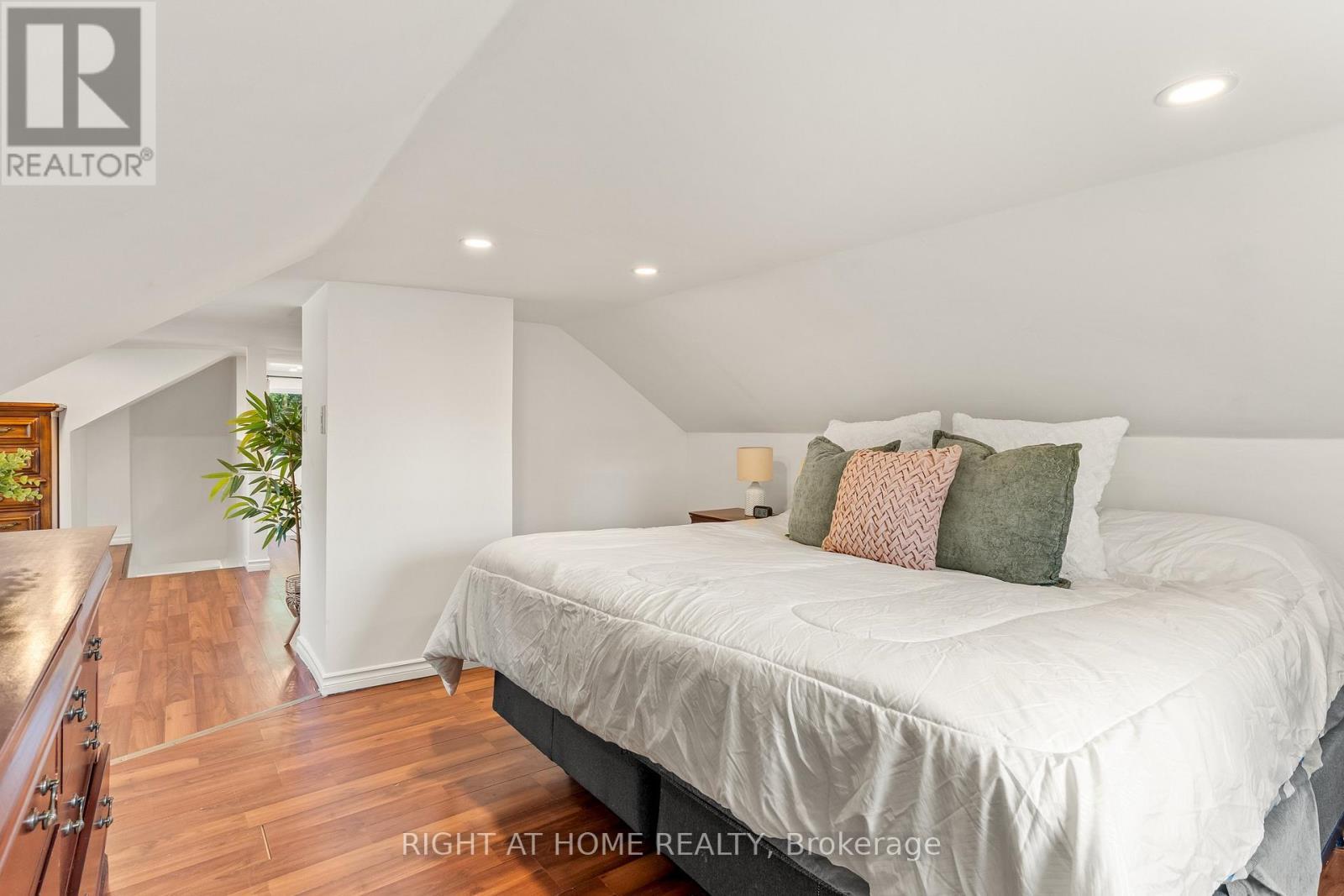 5317 County 9 Road, Clearview, ON - Indoor Photo Showing Bedroom