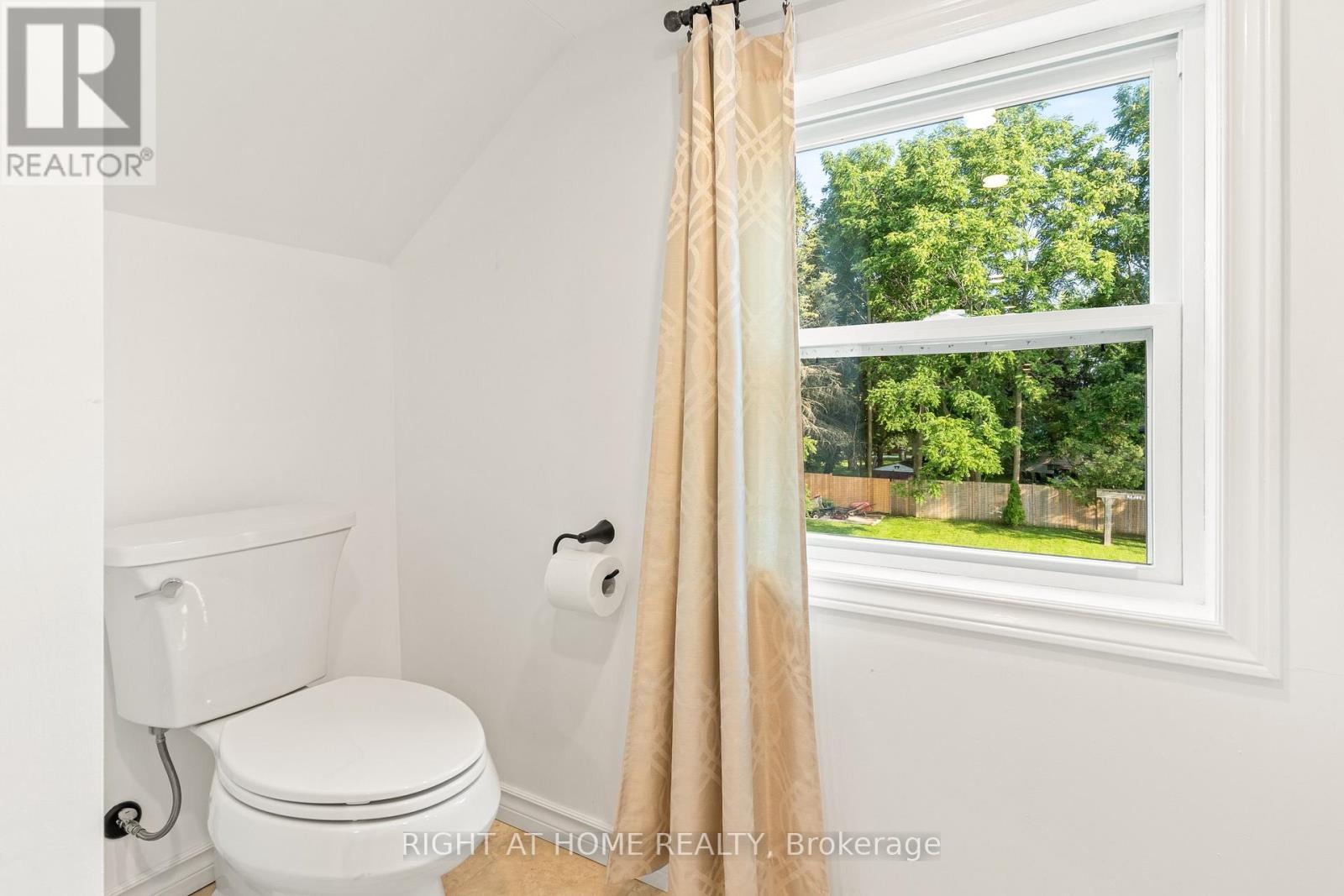 5317 County 9 Road, Clearview, ON - Indoor Photo Showing Bathroom