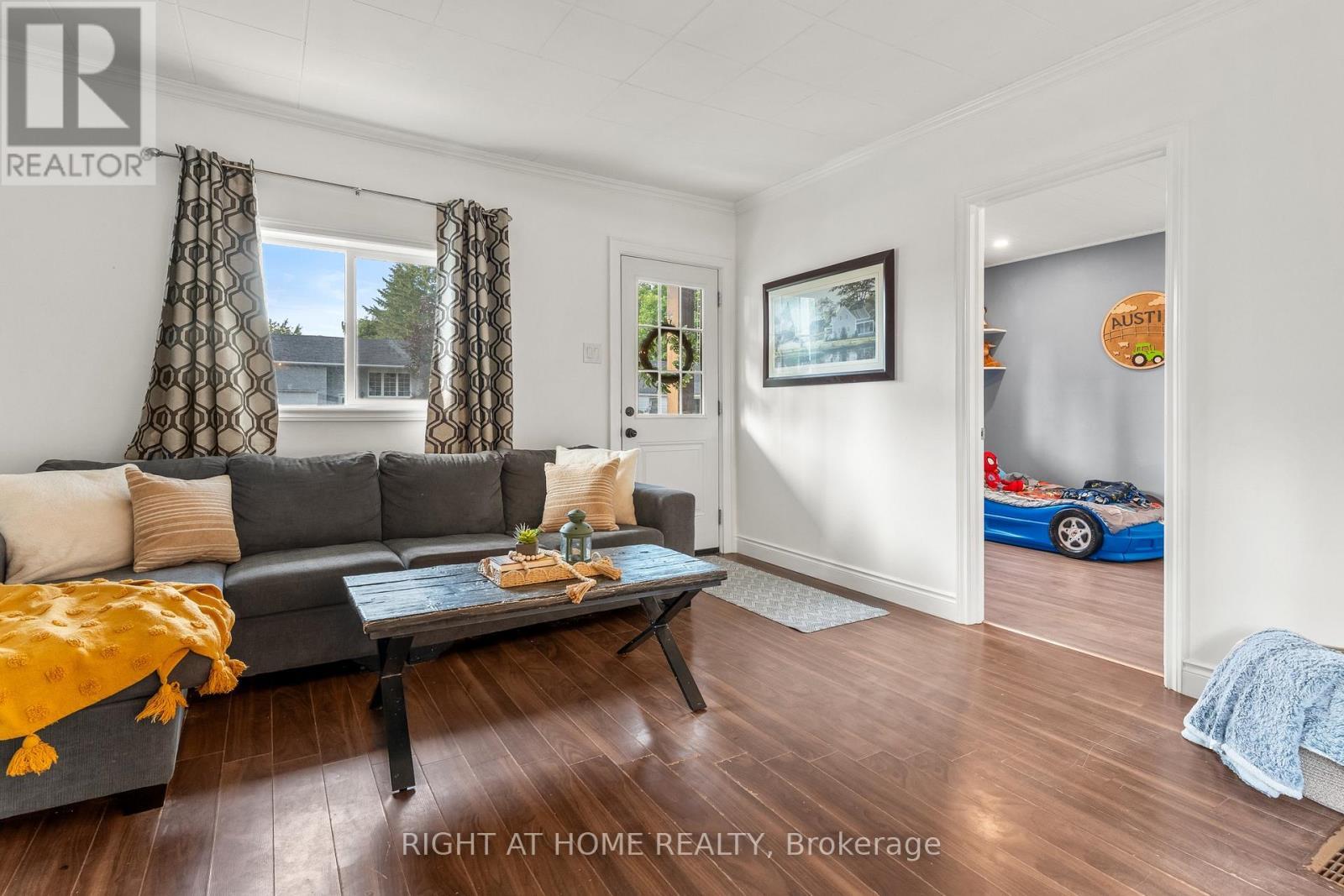 5317 County 9 Road, Clearview, ON - Indoor Photo Showing Living Room