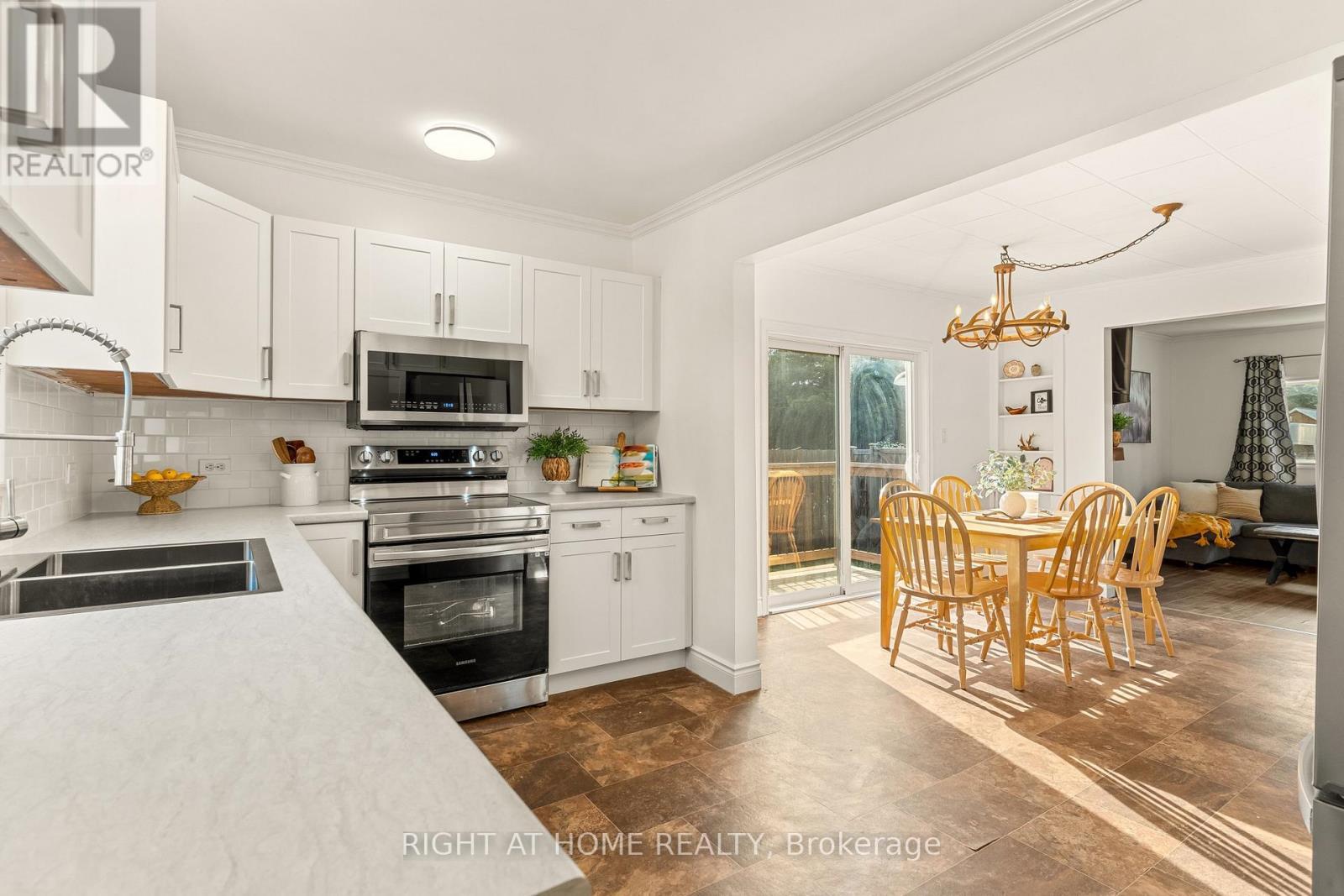 5317 County 9 Road, Clearview, ON - Indoor Photo Showing Kitchen With Double Sink With Upgraded Kitchen