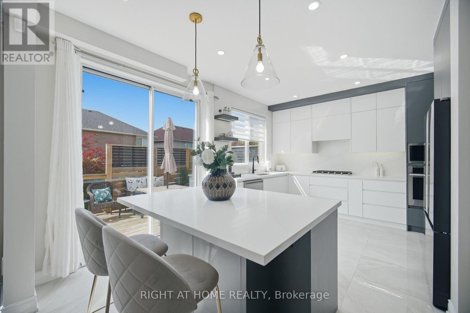 44 Crew Crescent, Vaughan, ON - Indoor Photo Showing Kitchen With Upgraded Kitchen