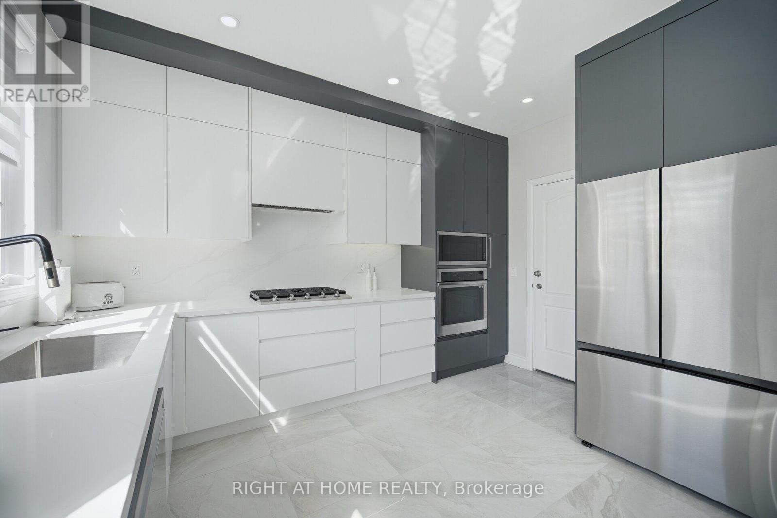 44 Crew Crescent, Vaughan, ON - Indoor Photo Showing Kitchen With Upgraded Kitchen