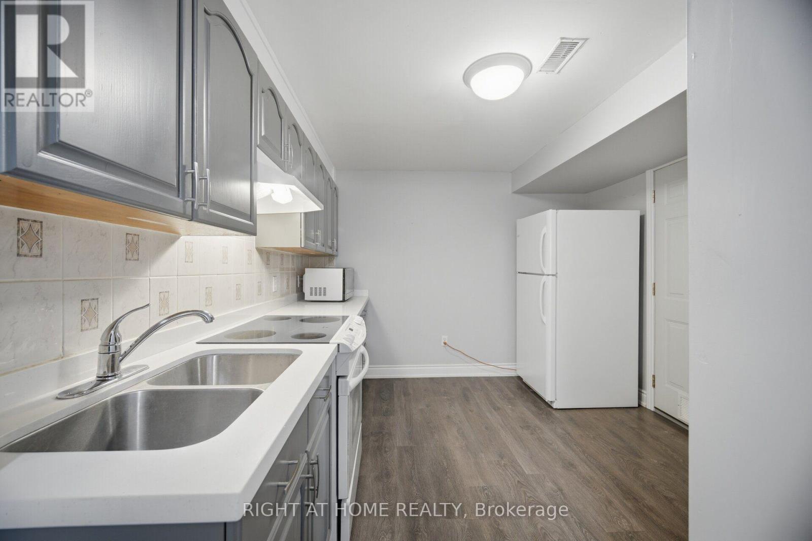 44 Crew Crescent, Vaughan, ON - Indoor Photo Showing Kitchen With Double Sink