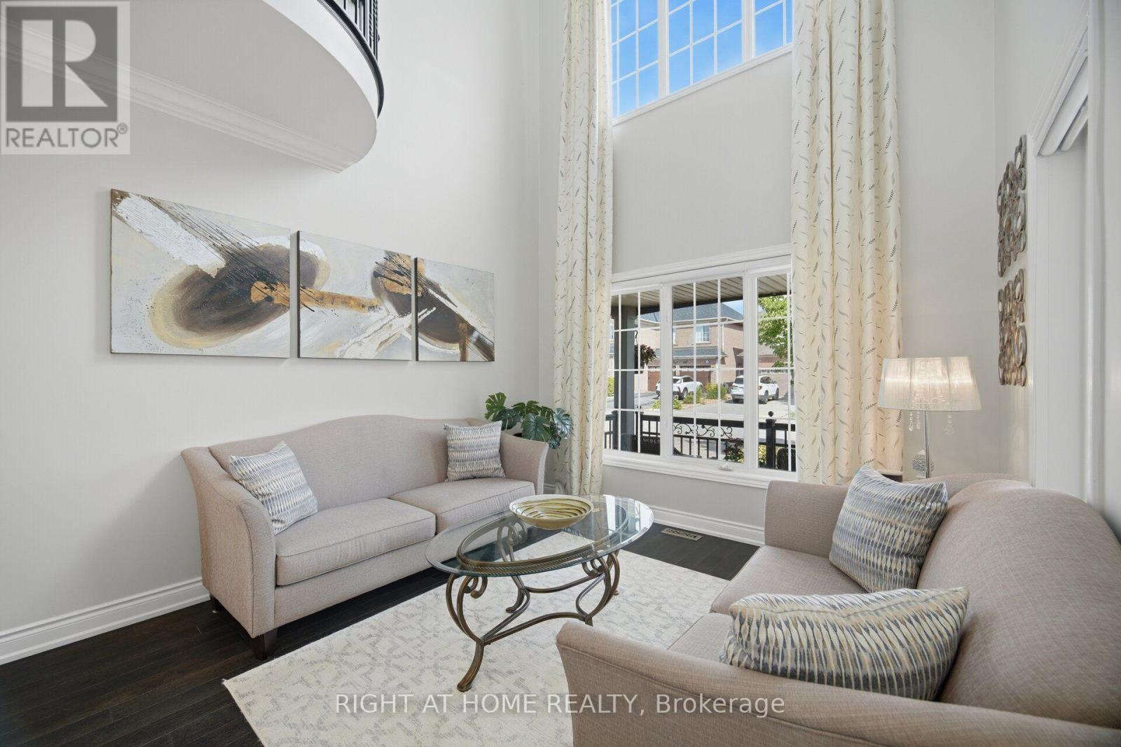 44 Crew Crescent, Vaughan, ON - Indoor Photo Showing Living Room