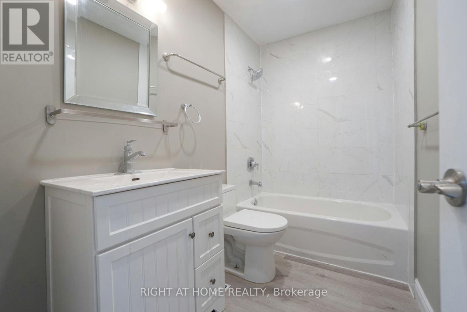 35 Chalfield Lane, Mississauga, ON - Indoor Photo Showing Bathroom