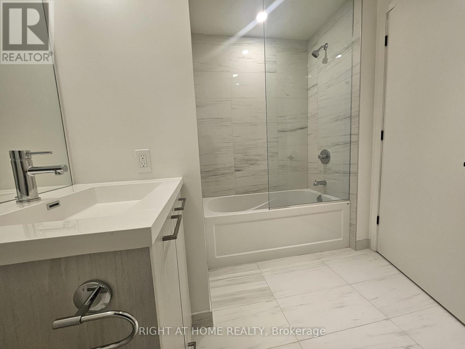 316 - 28 Interchange Way, Vaughan, ON - Indoor Photo Showing Bathroom