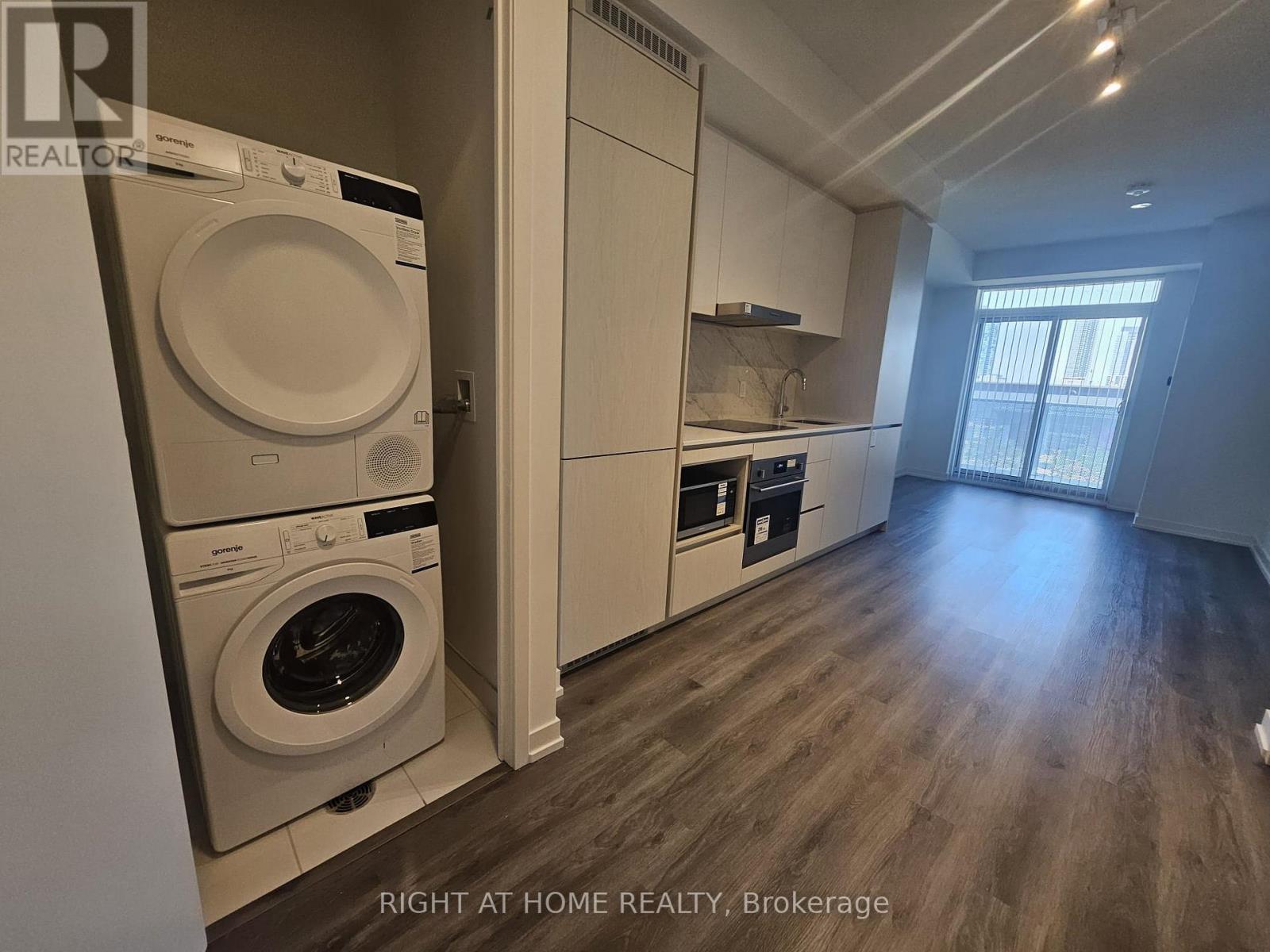 316 - 28 Interchange Way, Vaughan, ON - Indoor Photo Showing Laundry Room