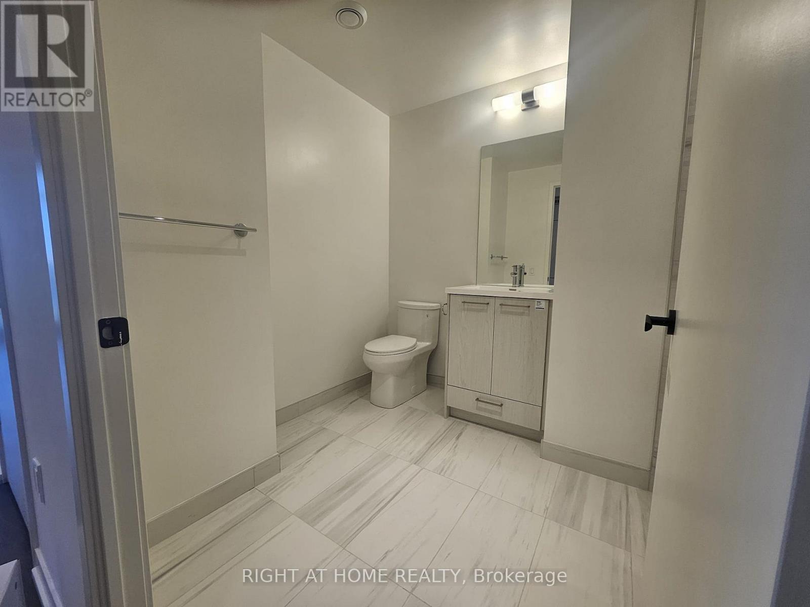316 - 28 Interchange Way, Vaughan, ON - Indoor Photo Showing Bathroom