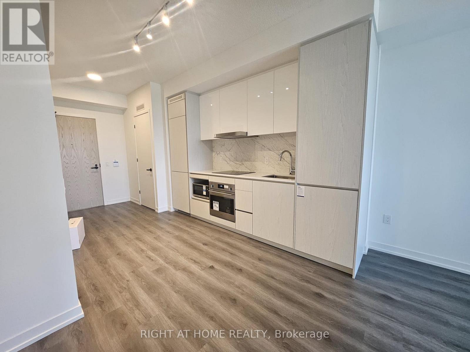 316 - 28 Interchange Way, Vaughan, ON - Indoor Photo Showing Kitchen