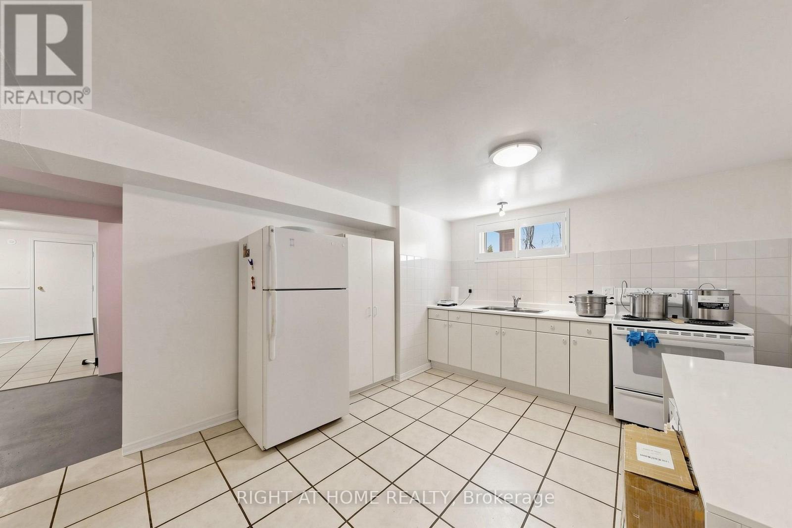 2614 Pollard Drive, Mississauga, ON - Indoor Photo Showing Kitchen