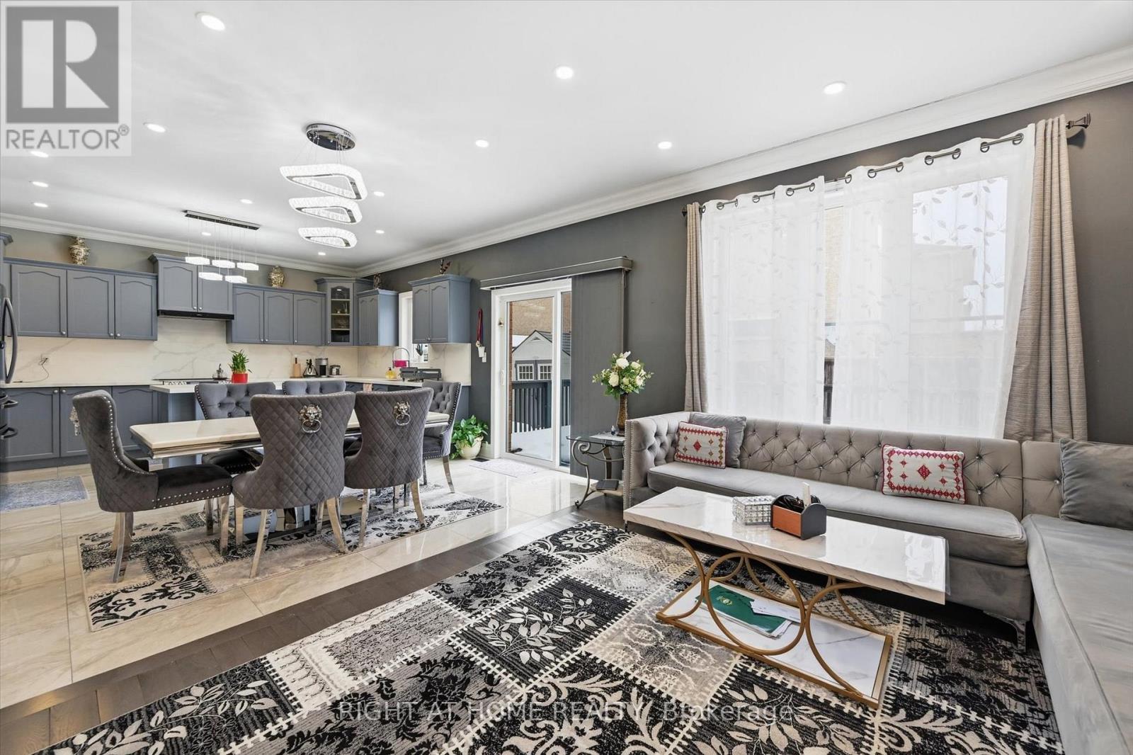 456 Valridge Drive, Hamilton, ON - Indoor Photo Showing Living Room