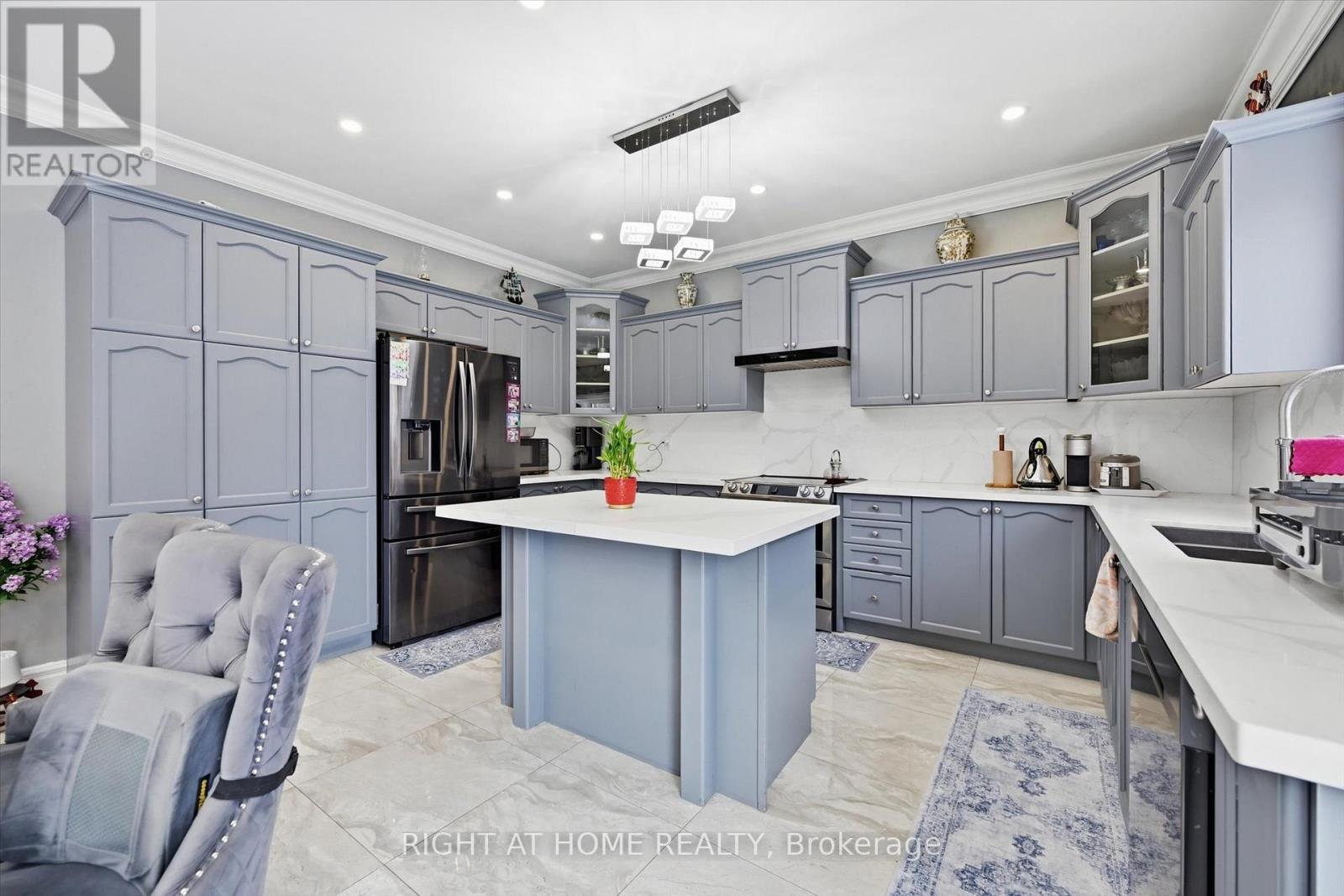 456 Valridge Drive, Hamilton, ON - Indoor Photo Showing Kitchen With Double Sink With Upgraded Kitchen