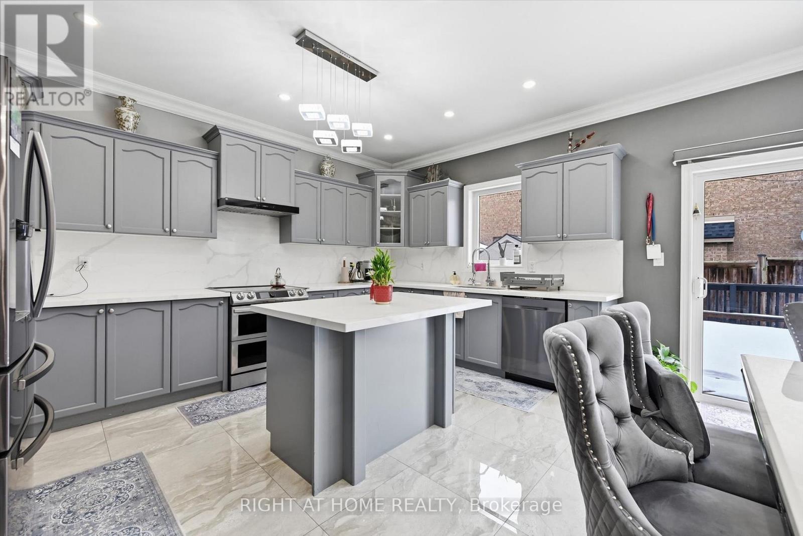 456 Valridge Drive, Hamilton, ON - Indoor Photo Showing Kitchen With Upgraded Kitchen