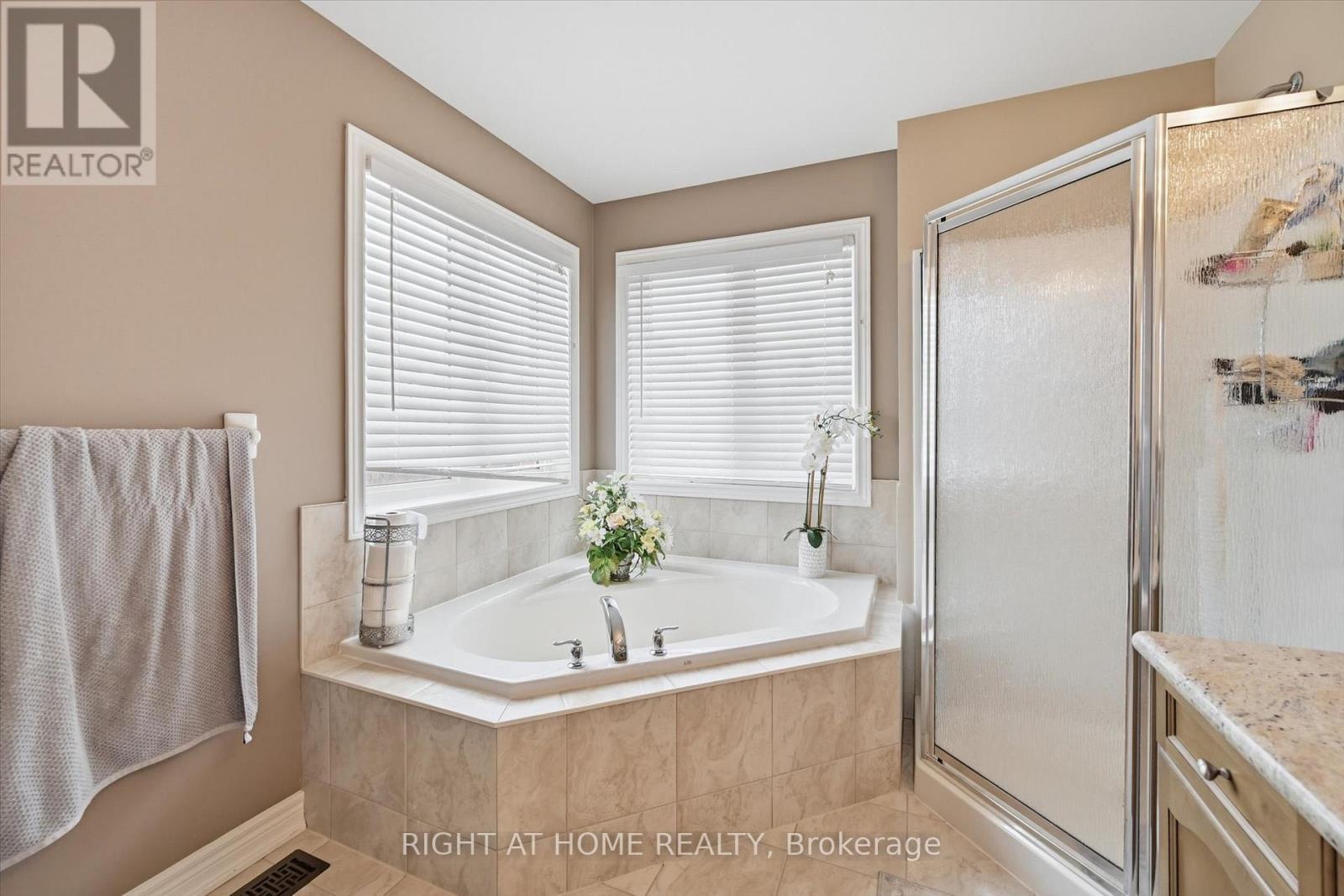 456 Valridge Drive, Hamilton, ON - Indoor Photo Showing Bathroom