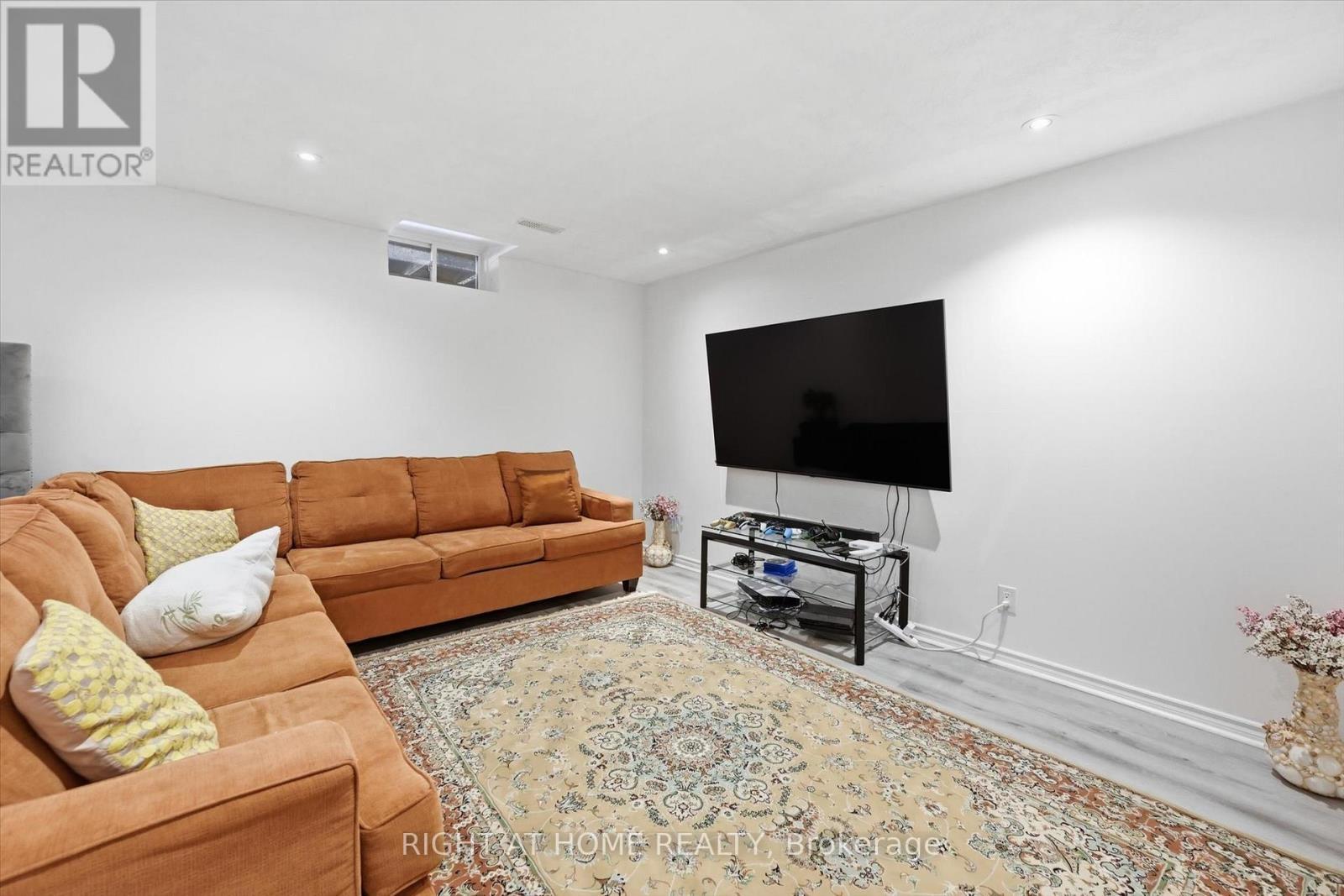 456 Valridge Drive, Hamilton, ON - Indoor Photo Showing Living Room