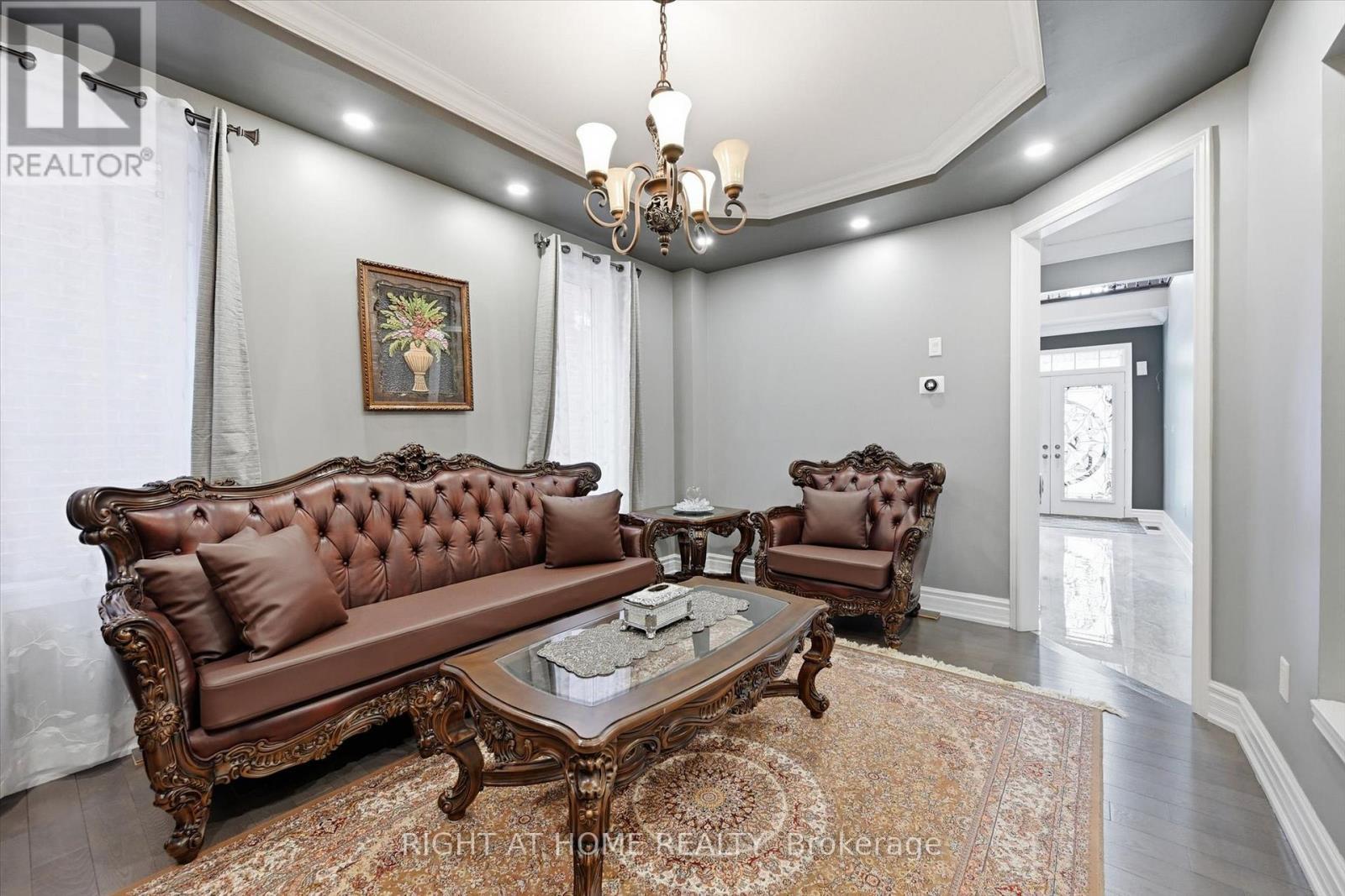 456 Valridge Drive, Hamilton, ON - Indoor Photo Showing Living Room