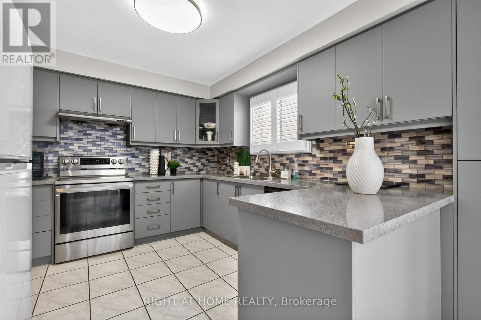 3 Lancashire Road, Markham, ON - Indoor Photo Showing Kitchen With Upgraded Kitchen