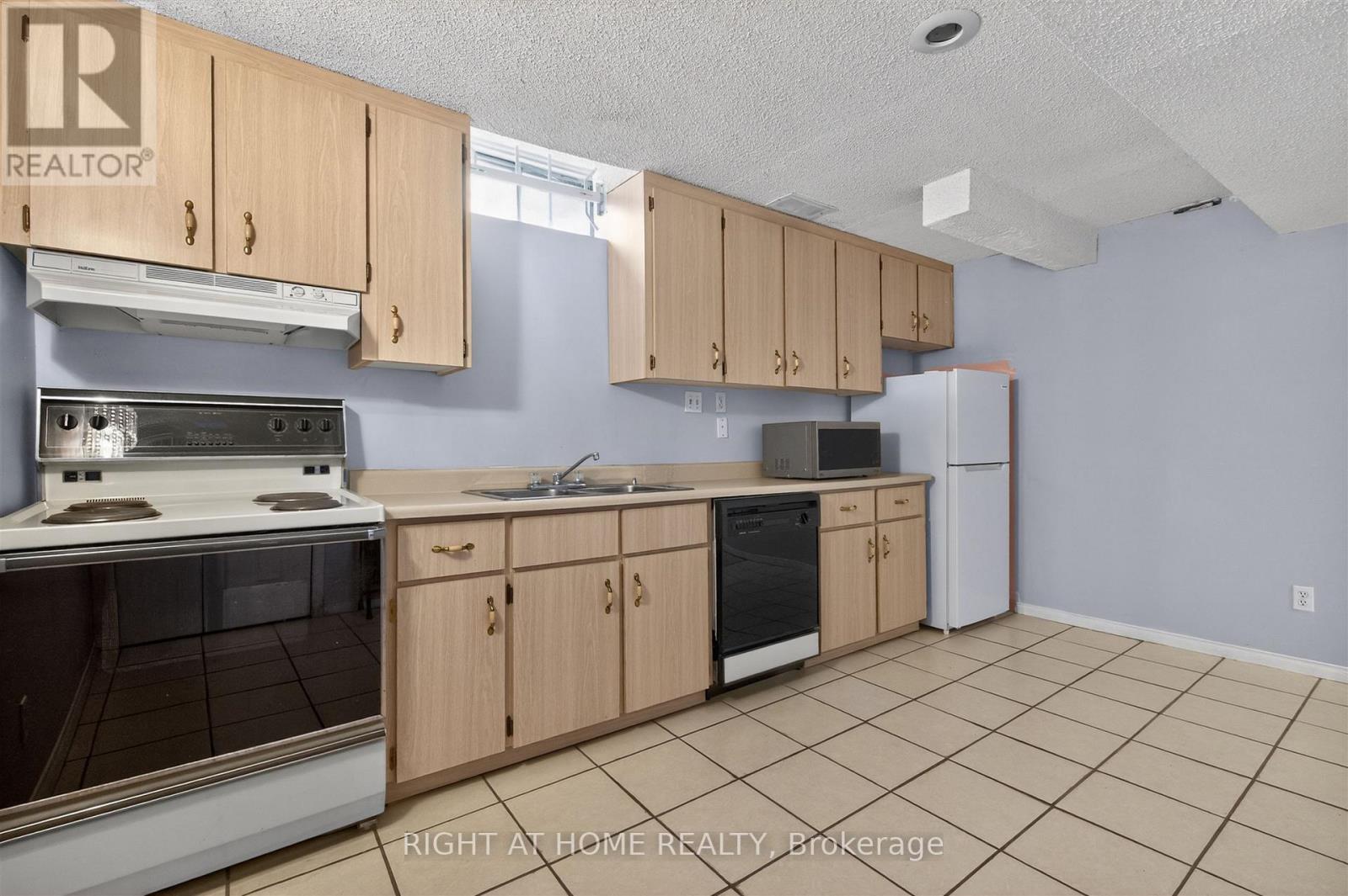 3 Lancashire Road, Markham, ON - Indoor Photo Showing Kitchen With Double Sink