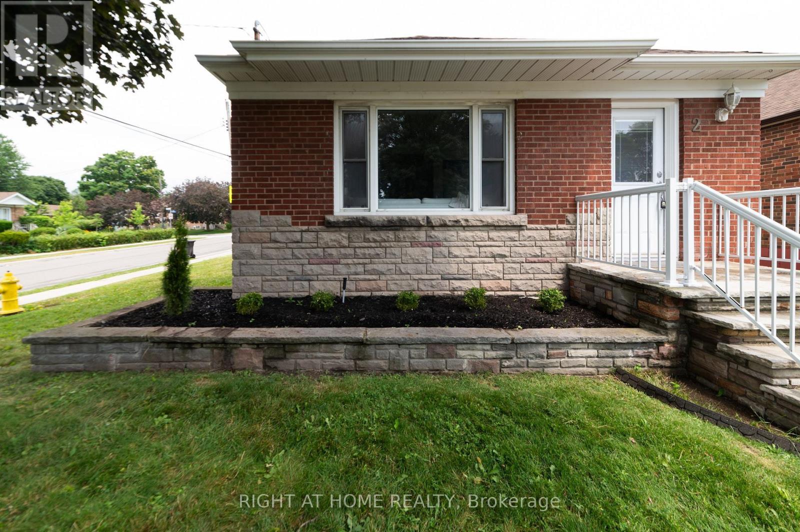 2 Midholm Drive, Toronto, ON - Outdoor
