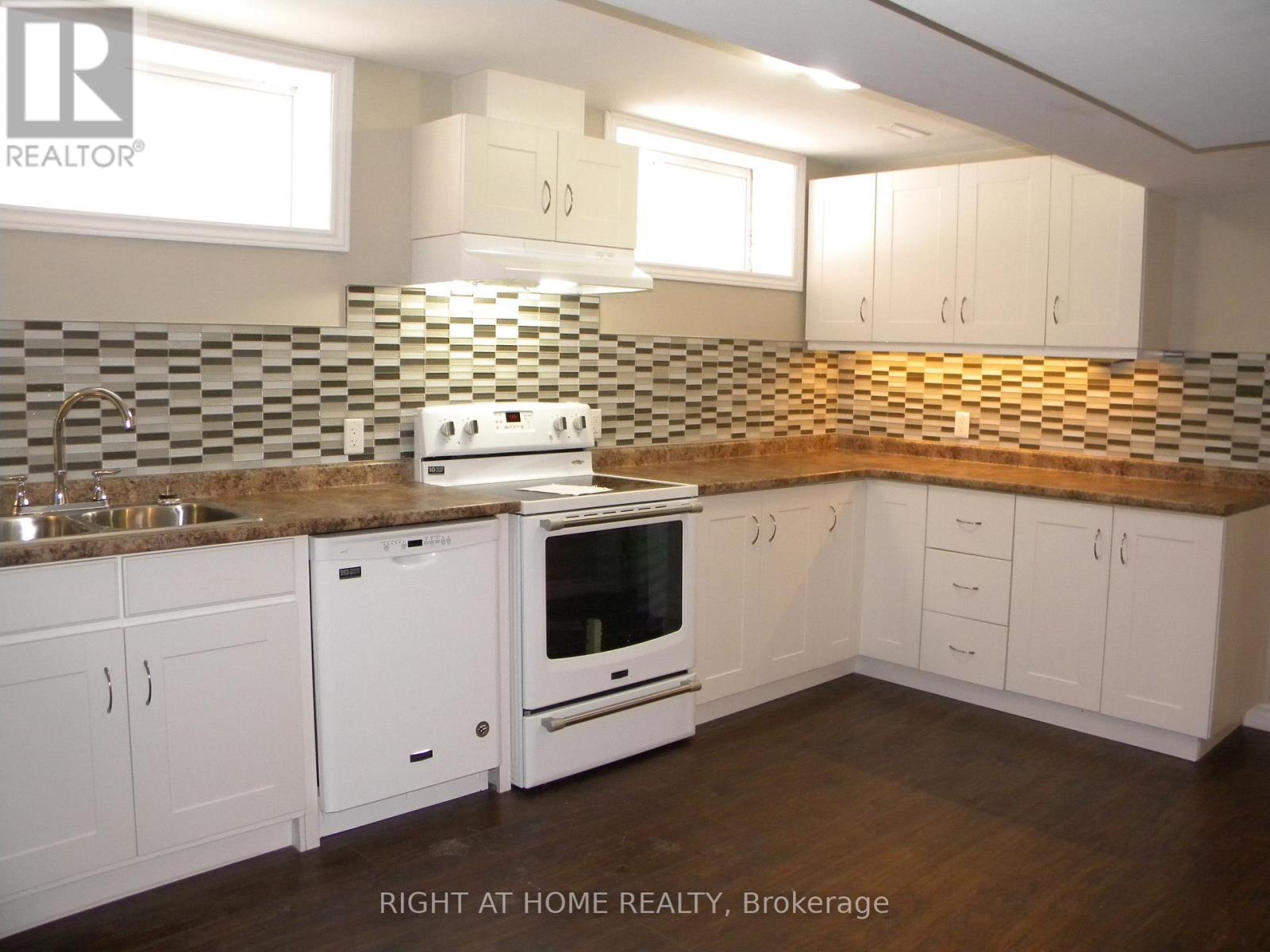 B - 42 Westminster Circle, Barrie, ON - Indoor Photo Showing Kitchen With Double Sink