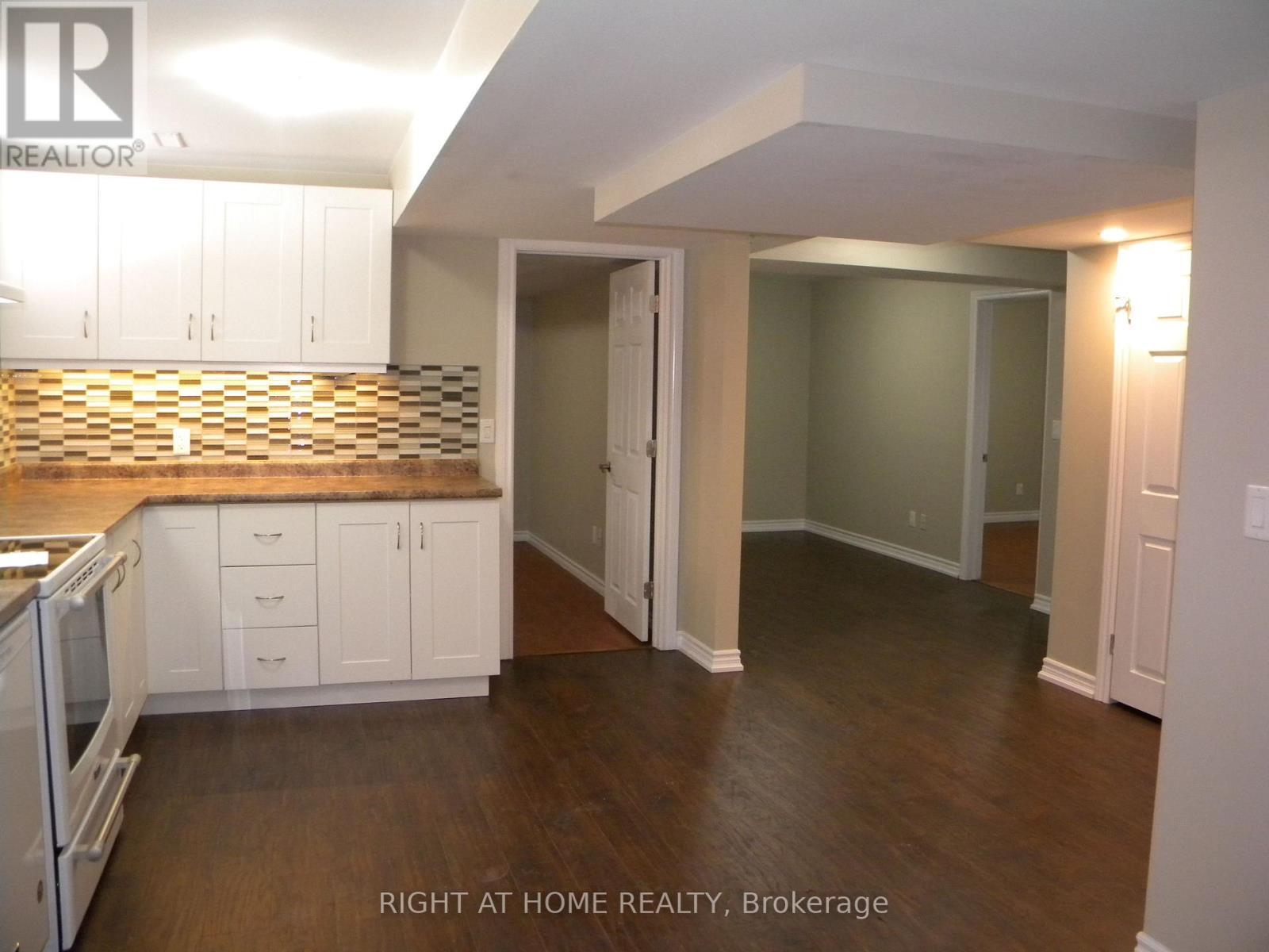 B - 42 Westminster Circle, Barrie, ON - Indoor Photo Showing Kitchen