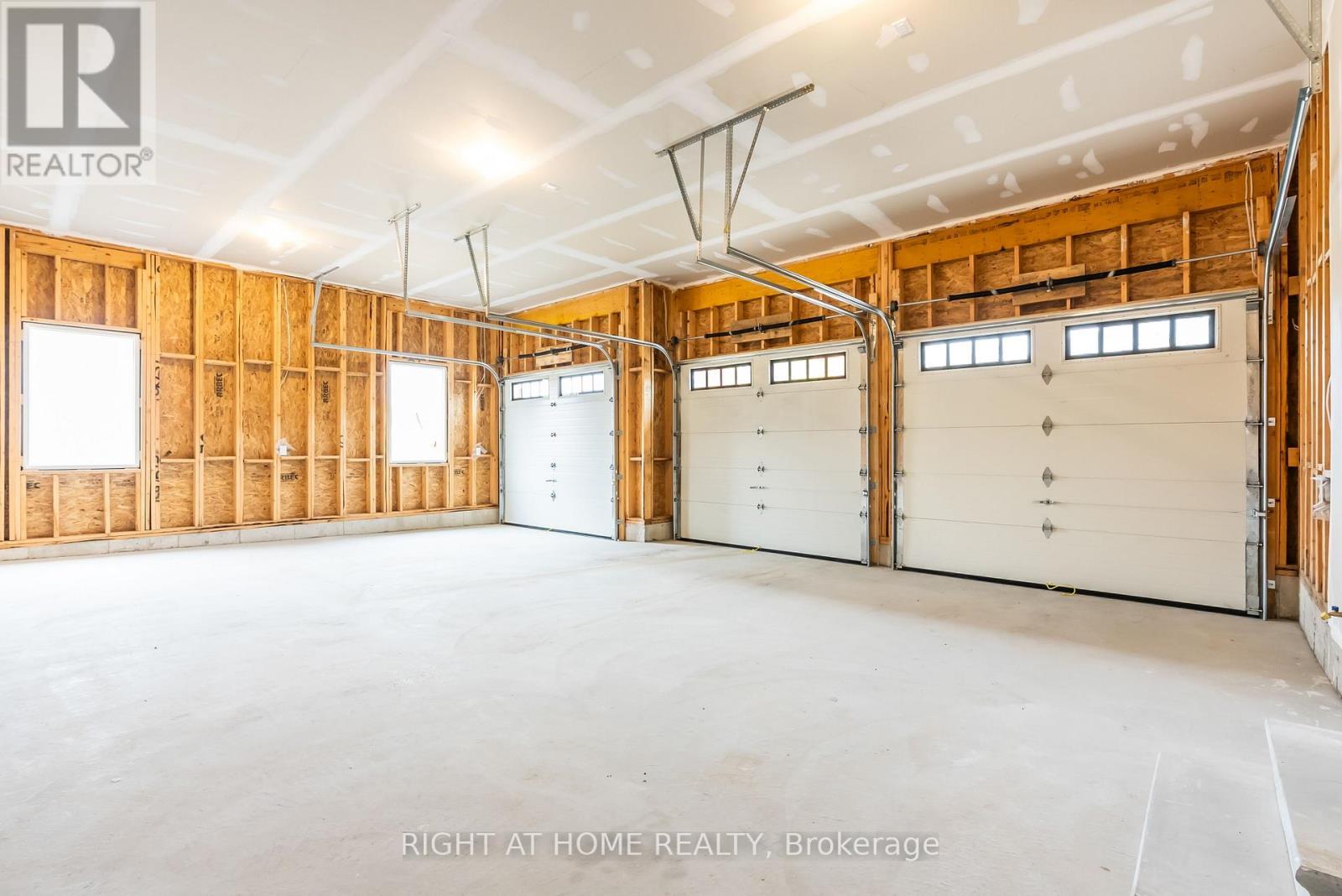 76 Ruby Ridge, Oro-Medonte, ON - Indoor Photo Showing Garage