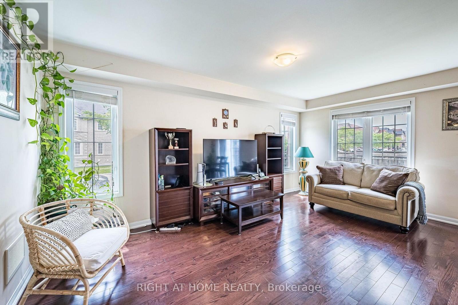 33 Drexel Road, Brampton, ON - Indoor Photo Showing Living Room