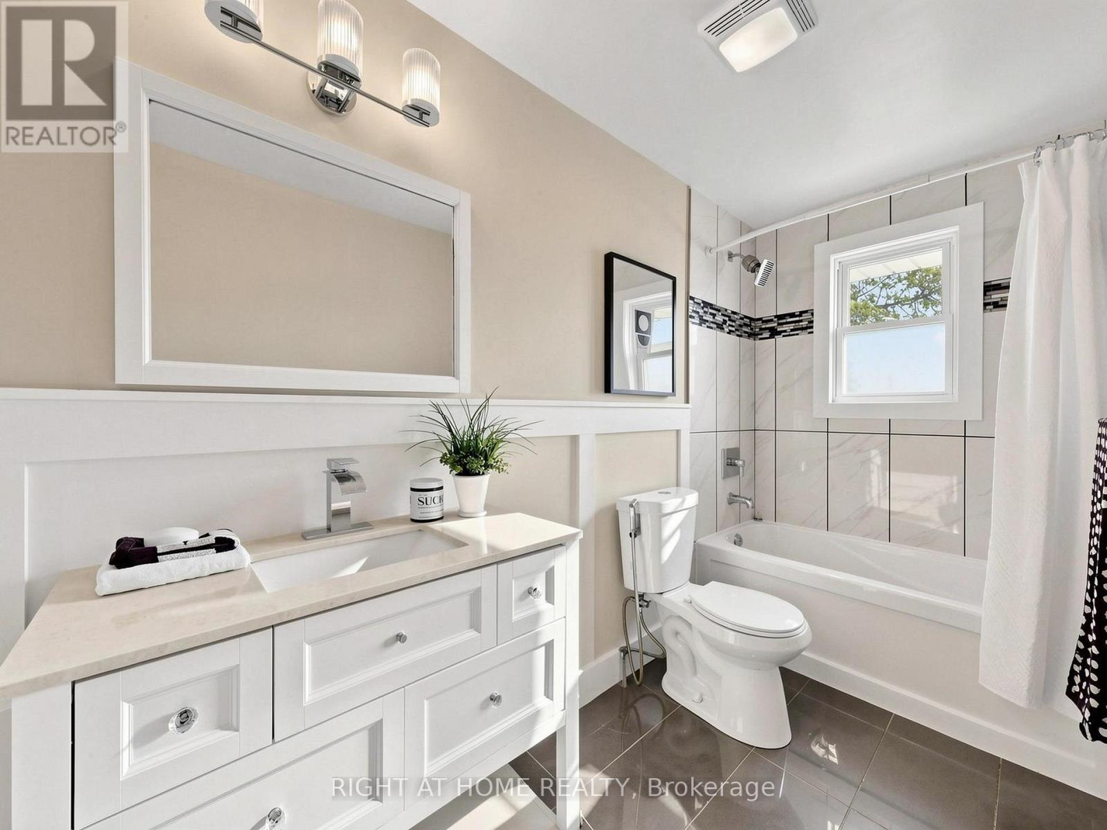 1 Welbourn Drive, Hamilton, ON - Indoor Photo Showing Bathroom