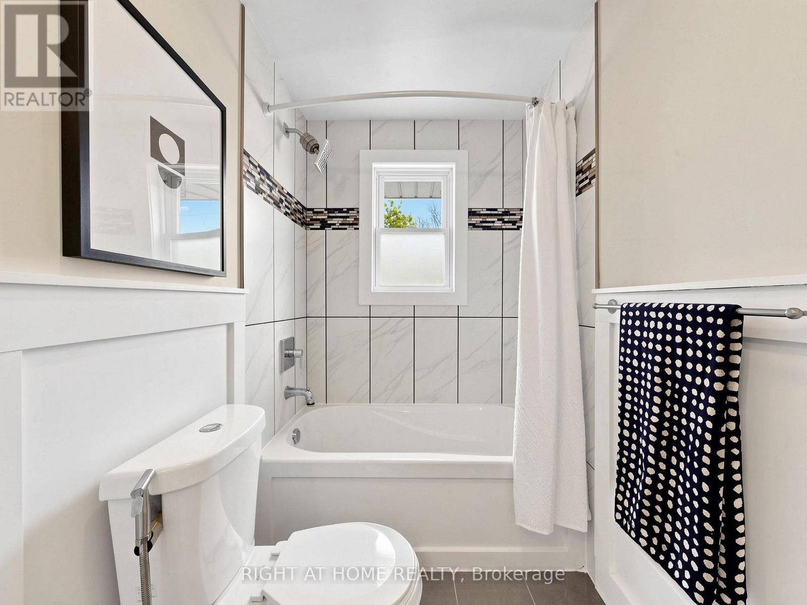 1 Welbourn Drive, Hamilton, ON - Indoor Photo Showing Bathroom