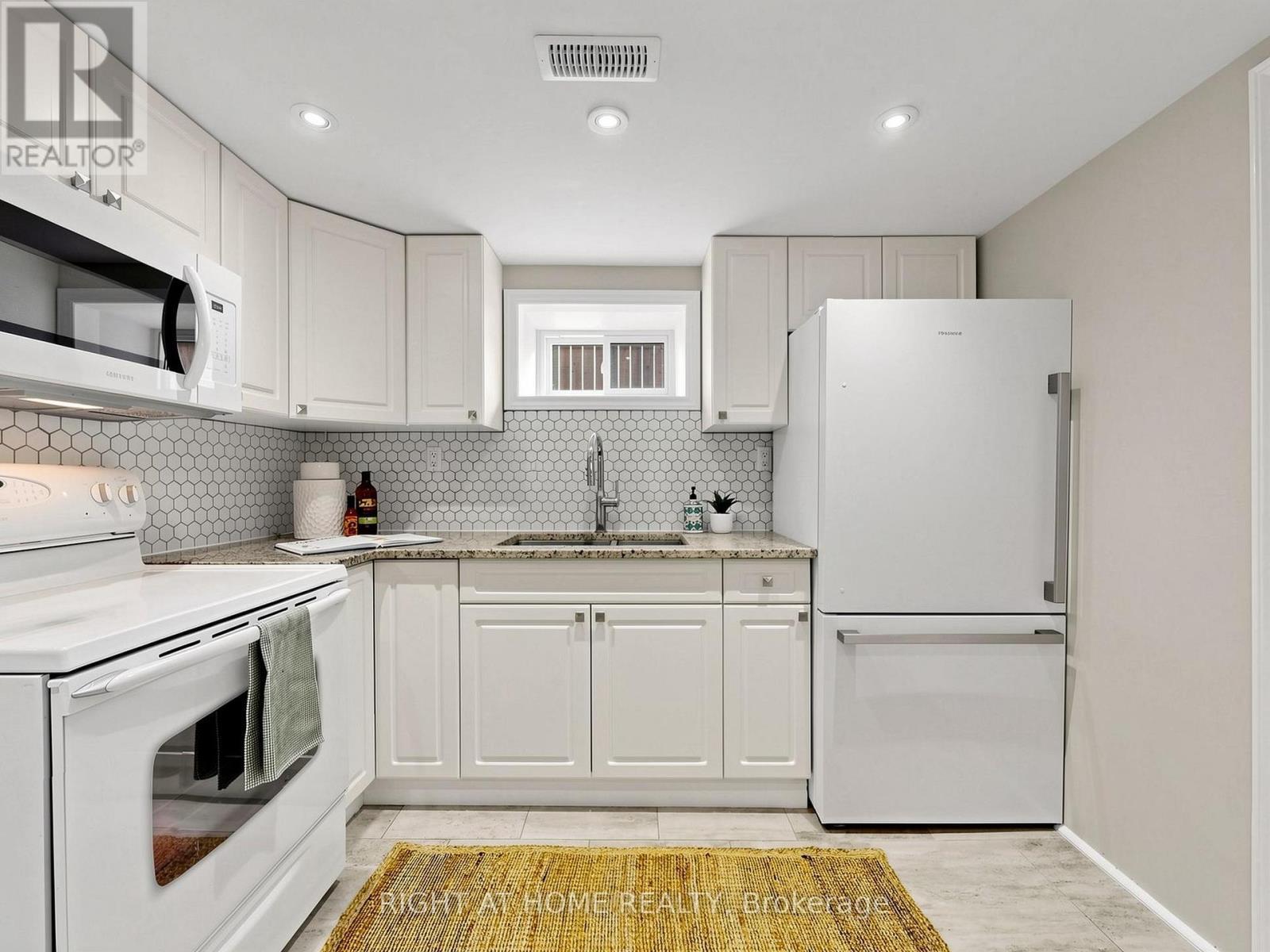 1 Welbourn Drive, Hamilton, ON - Indoor Photo Showing Kitchen