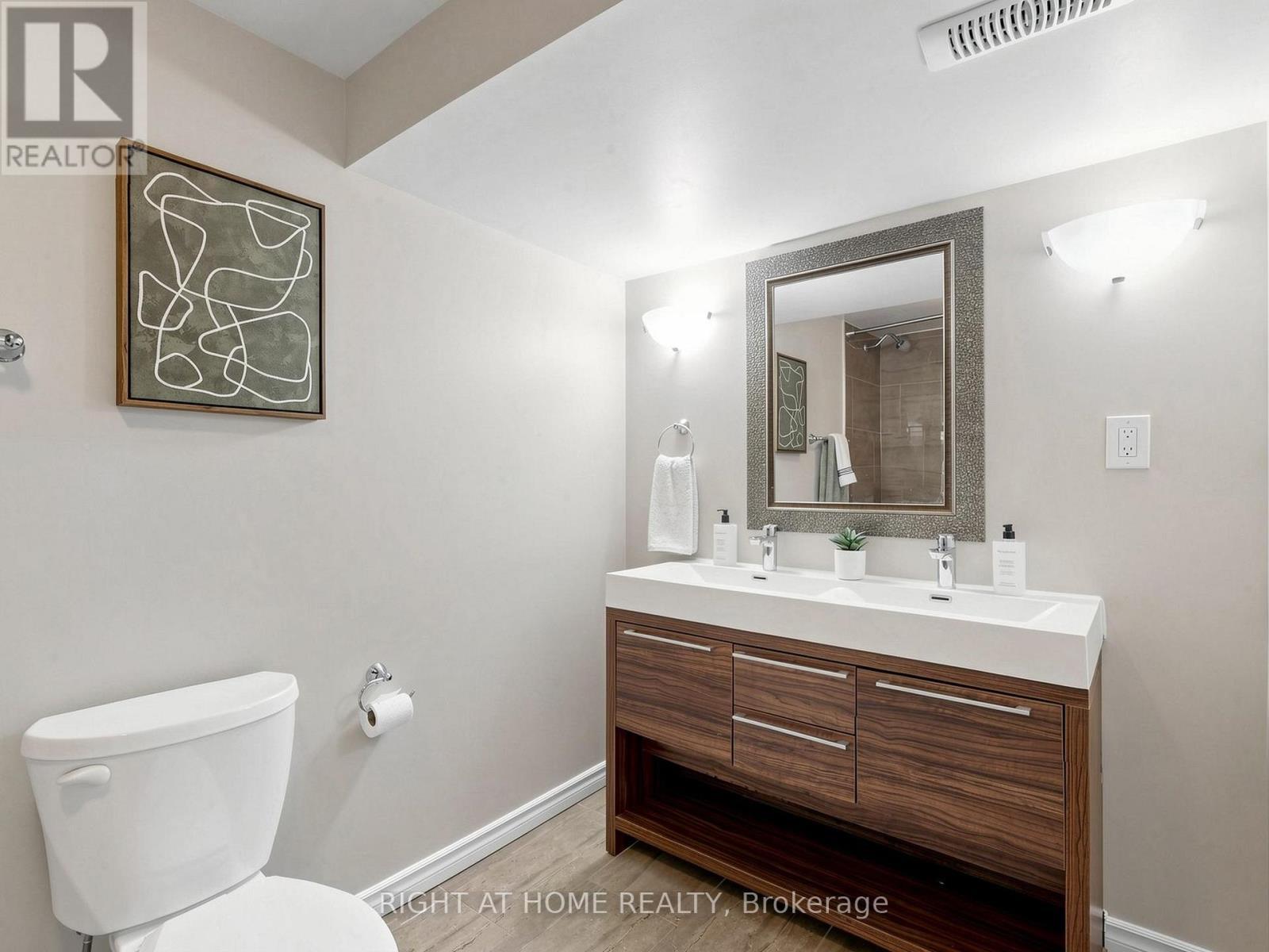 1 Welbourn Drive, Hamilton, ON - Indoor Photo Showing Bathroom
