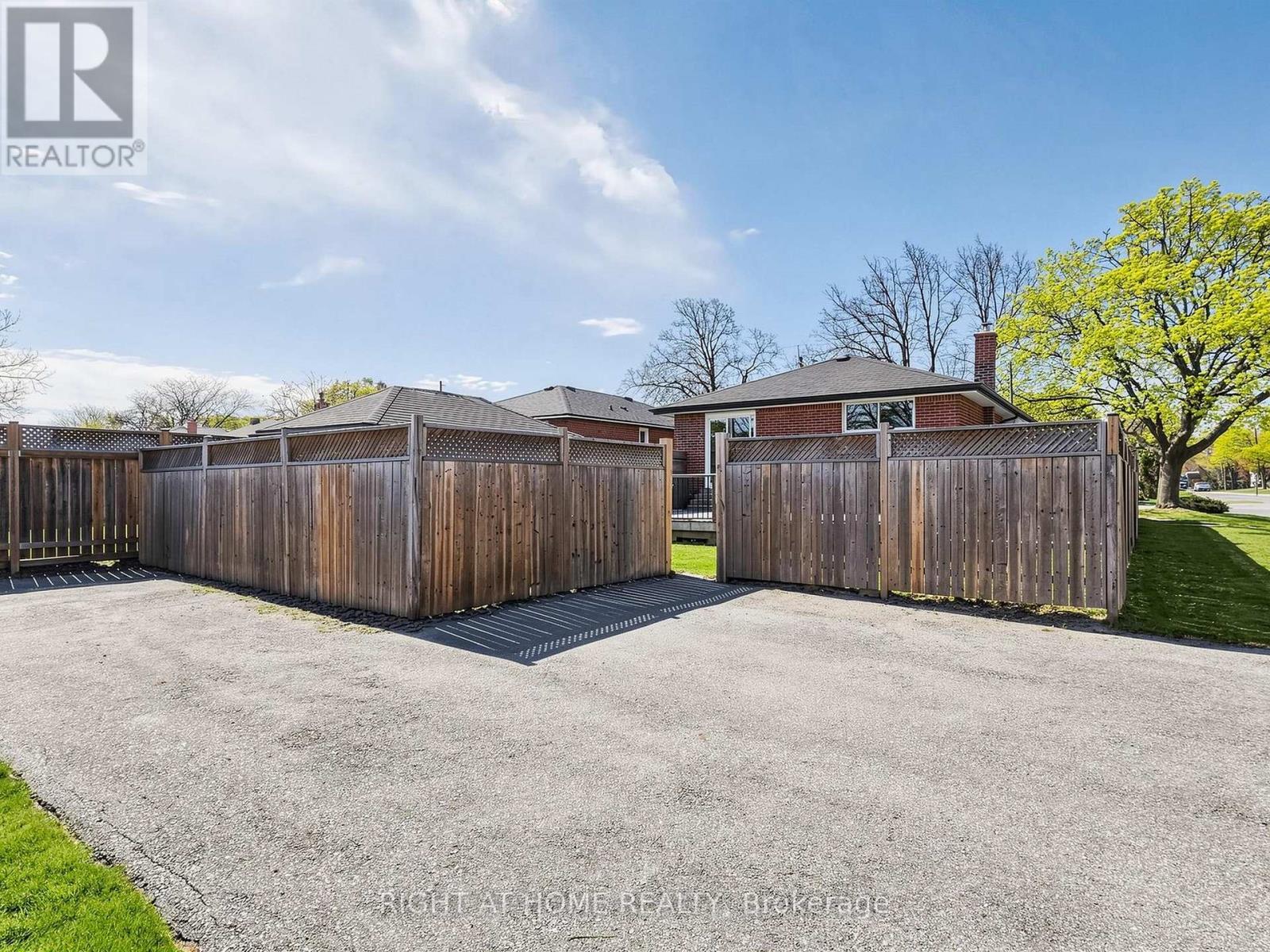 1 Welbourn Drive, Hamilton, ON - Outdoor