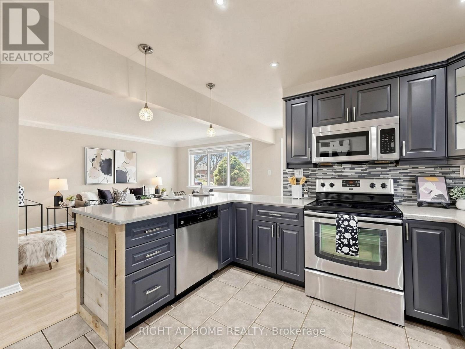 1 Welbourn Drive, Hamilton, ON - Indoor Photo Showing Kitchen With Upgraded Kitchen