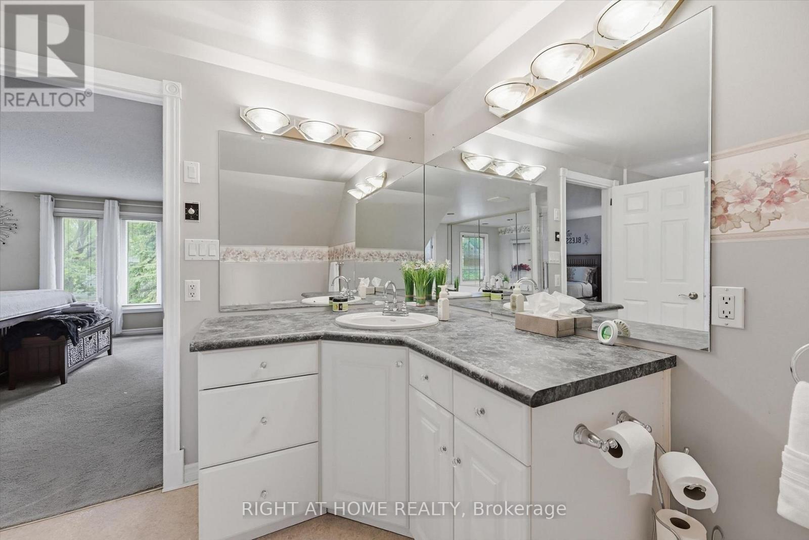 Primary Ensuite - Jetted Tub, Walk-in Shower - 1 Idared Road, Hamilton, ON - Indoor Photo Showing Bathroom
