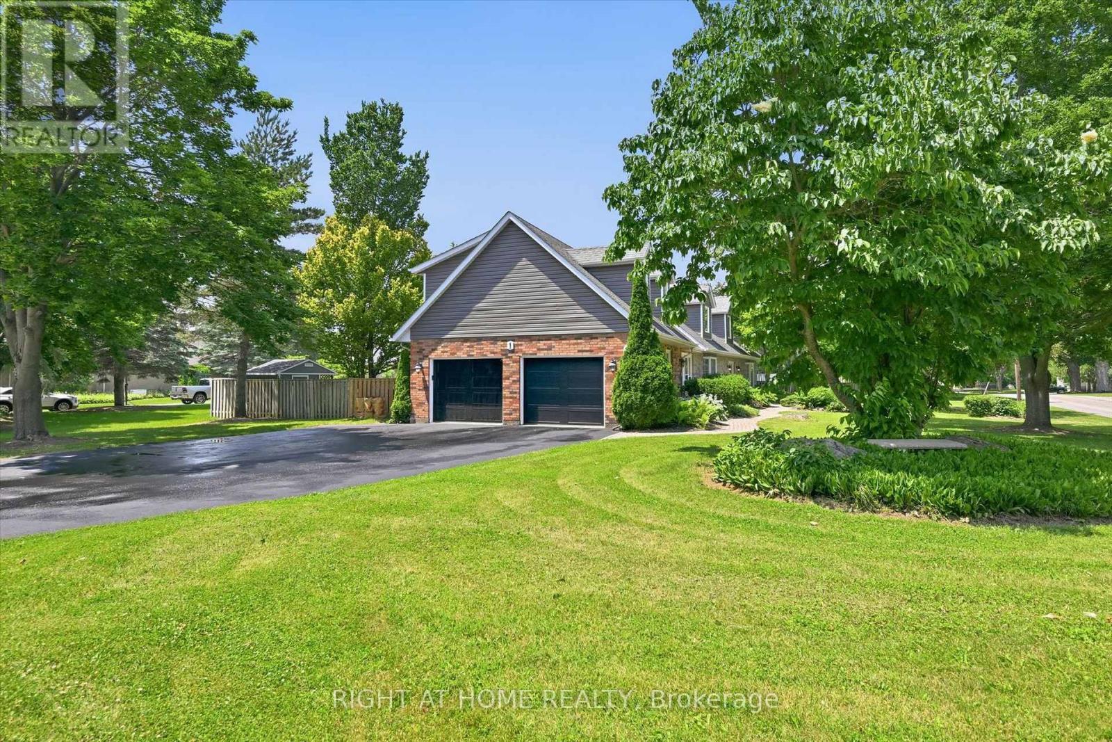 Double Garage w massive driveway, 9 Parking Spaces - 1 Idared Road, Hamilton, ON - Outdoor
