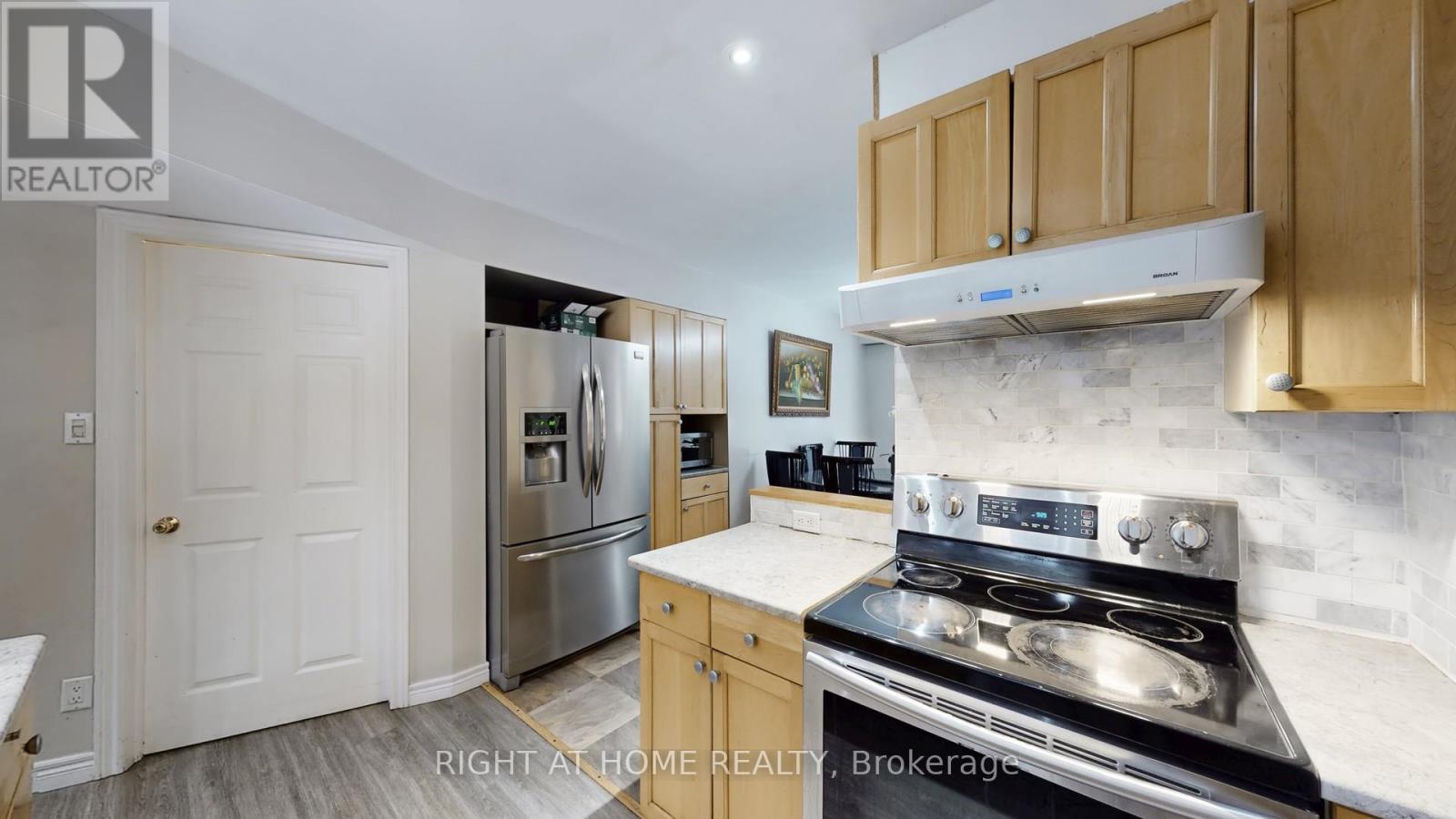 301 Garner Road E, Hamilton, ON - Indoor Photo Showing Kitchen