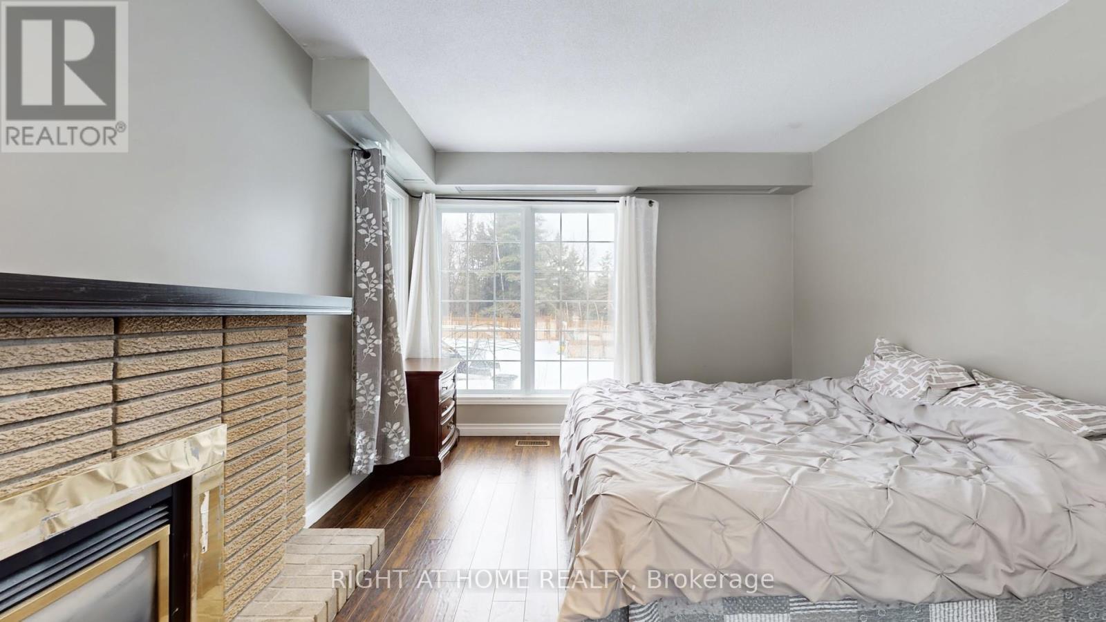 301 Garner Road E, Hamilton, ON - Indoor Photo Showing Bedroom