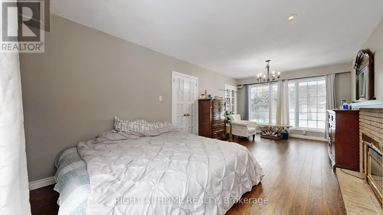 301 Garner Road E, Hamilton, ON - Indoor Photo Showing Bedroom