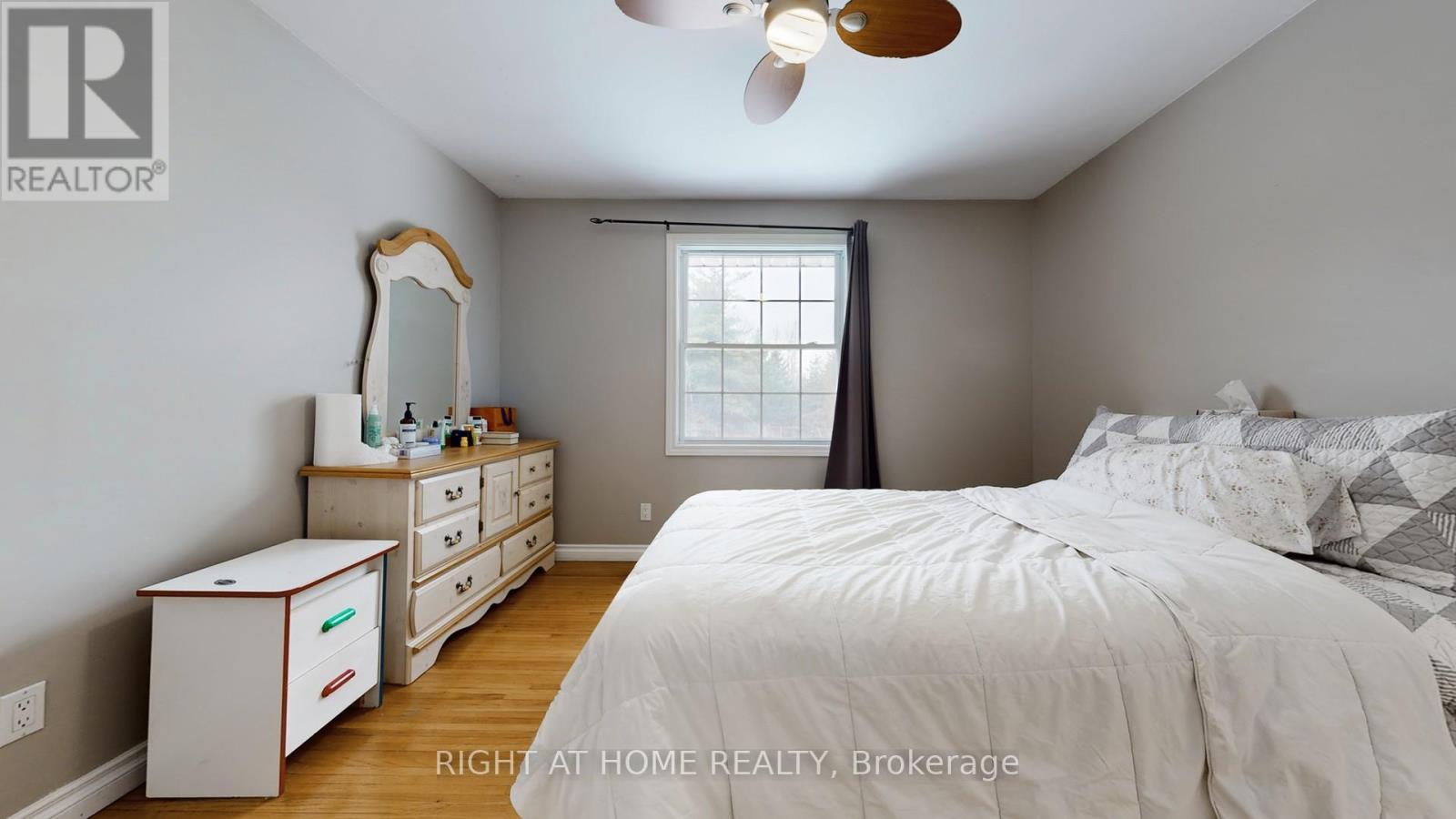 301 Garner Road E, Hamilton, ON - Indoor Photo Showing Bedroom