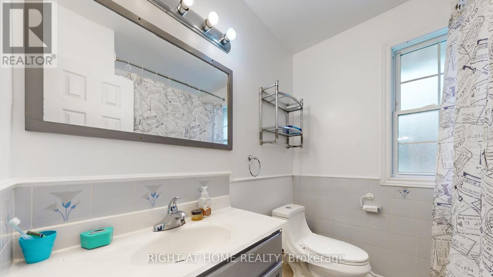 301 Garner Road E, Hamilton, ON - Indoor Photo Showing Bathroom