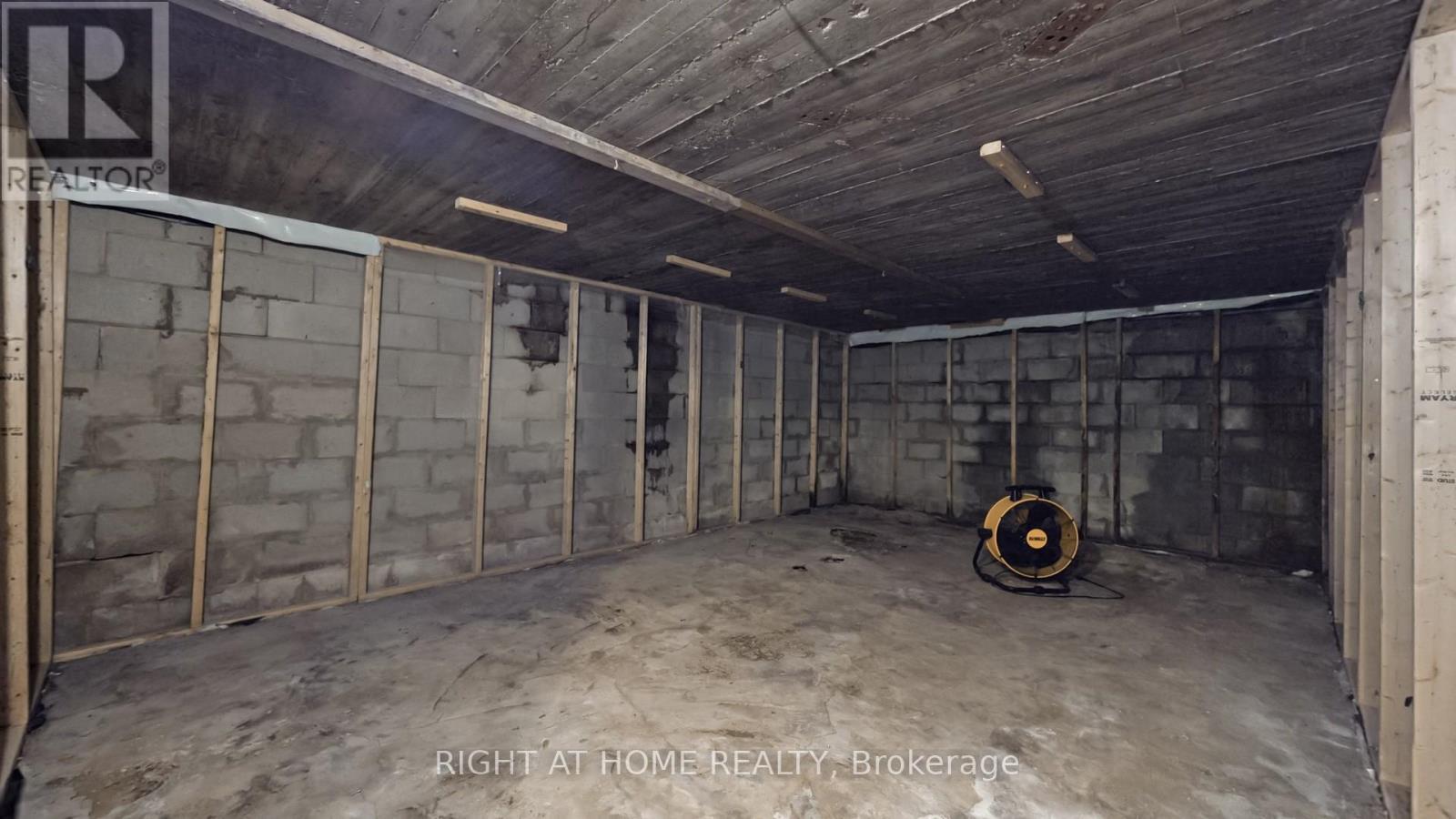 301 Garner Road E, Hamilton, ON - Indoor Photo Showing Garage