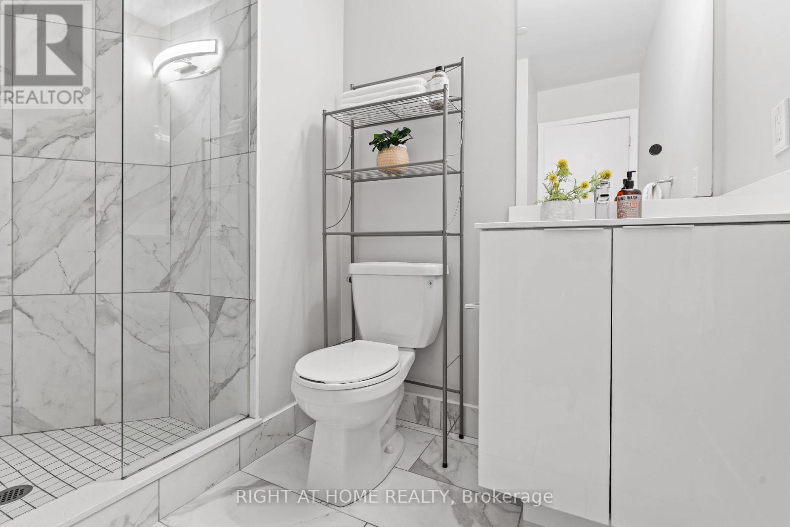 329 - 30 Shore Breeze Drive, Toronto, ON - Indoor Photo Showing Bathroom